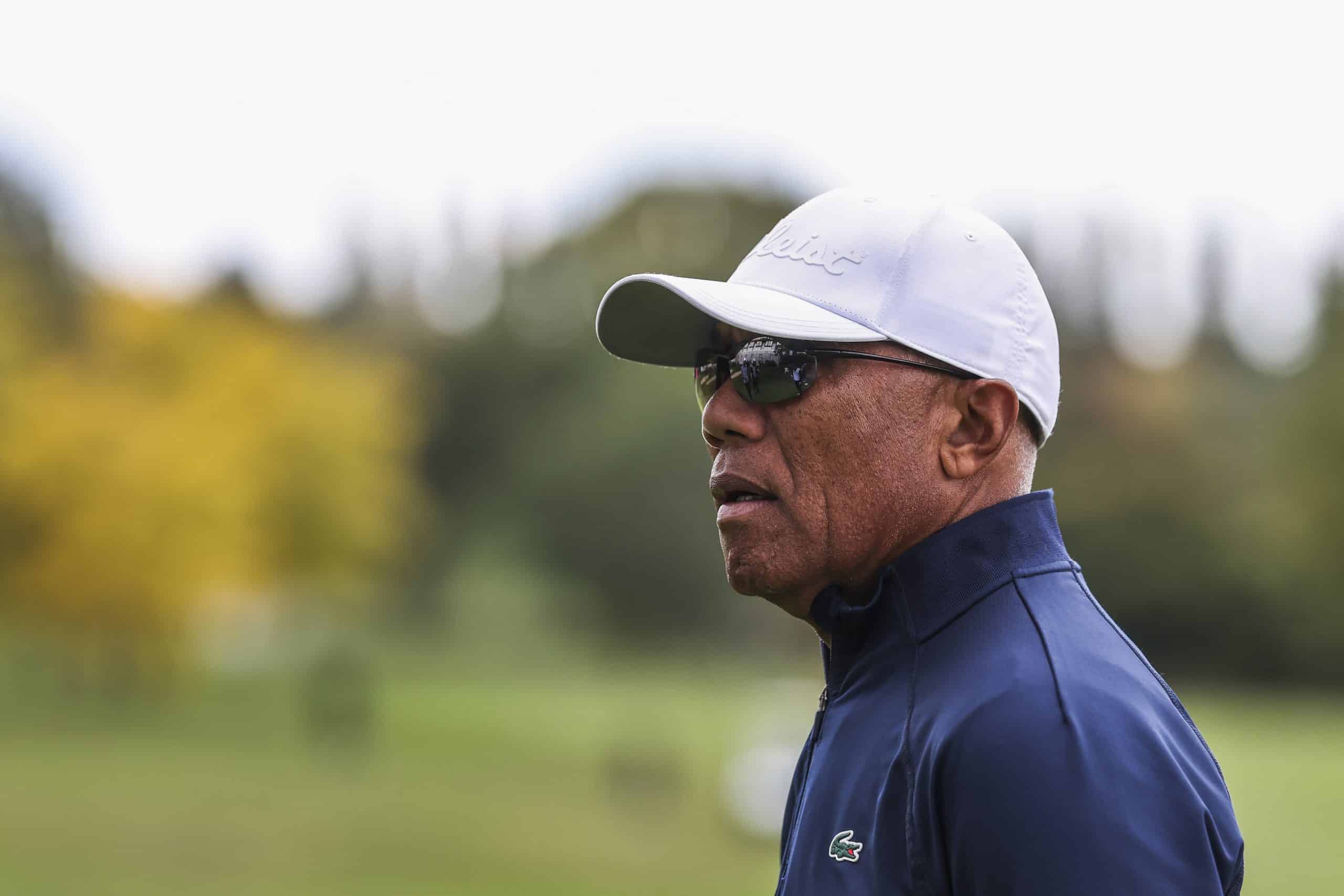 Antoine Kombouaré participant à un tournoi de golf.