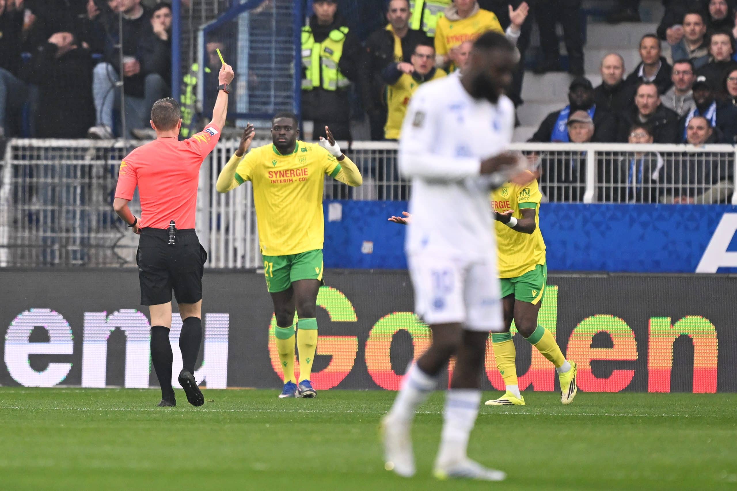 Mohamed Kaba contestant un avertissement de l'arbitre lors d'Auxerre-Nantes.