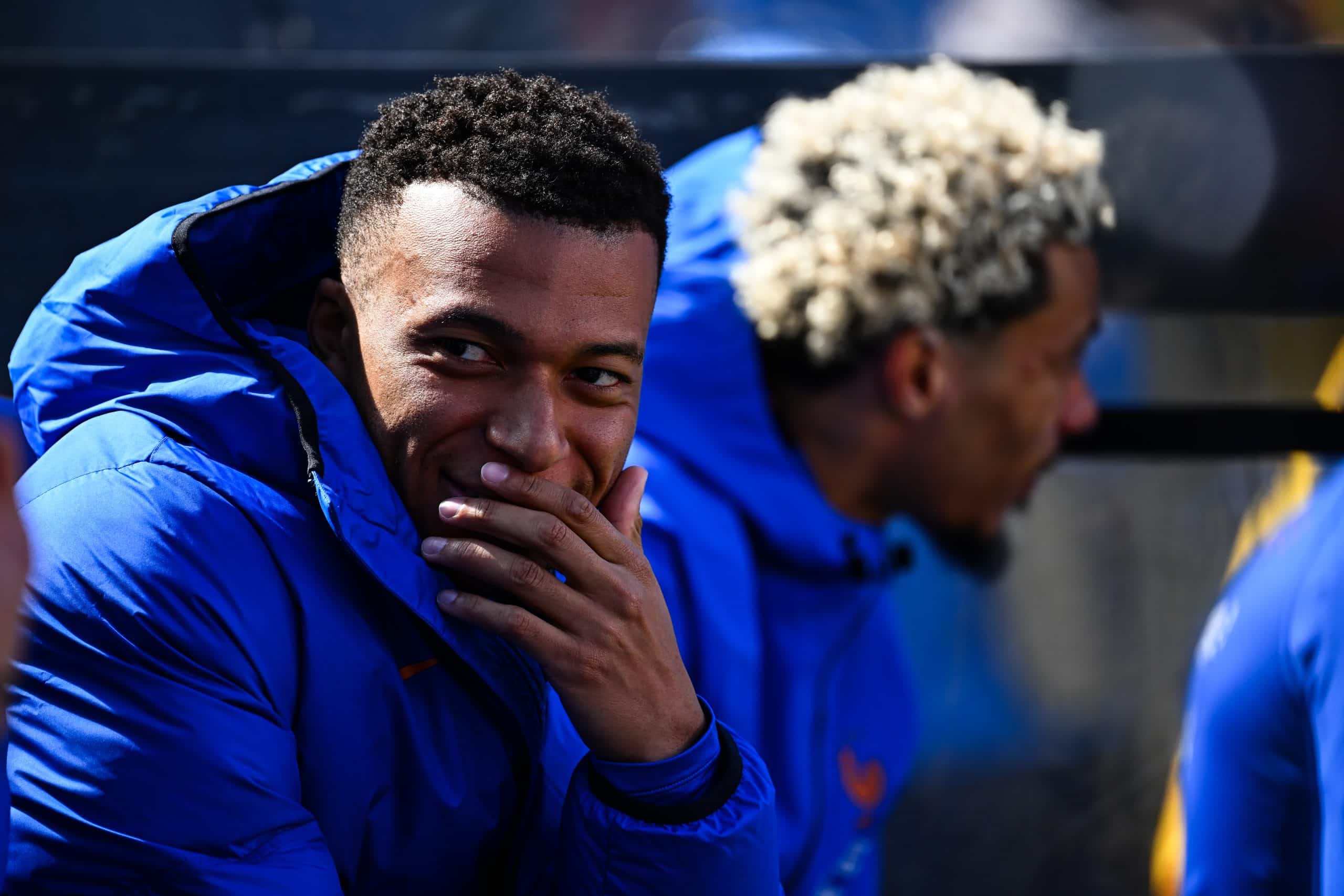 Kylian Mbappé sur le banc de l'équipe de France.