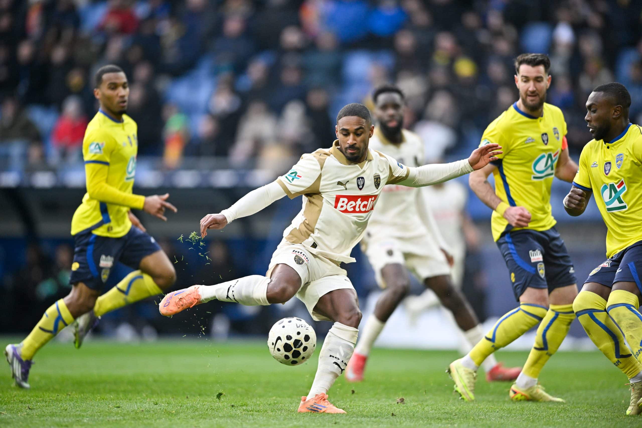 Wesley Saïd frappant au but lors de Sochaux-Lens.