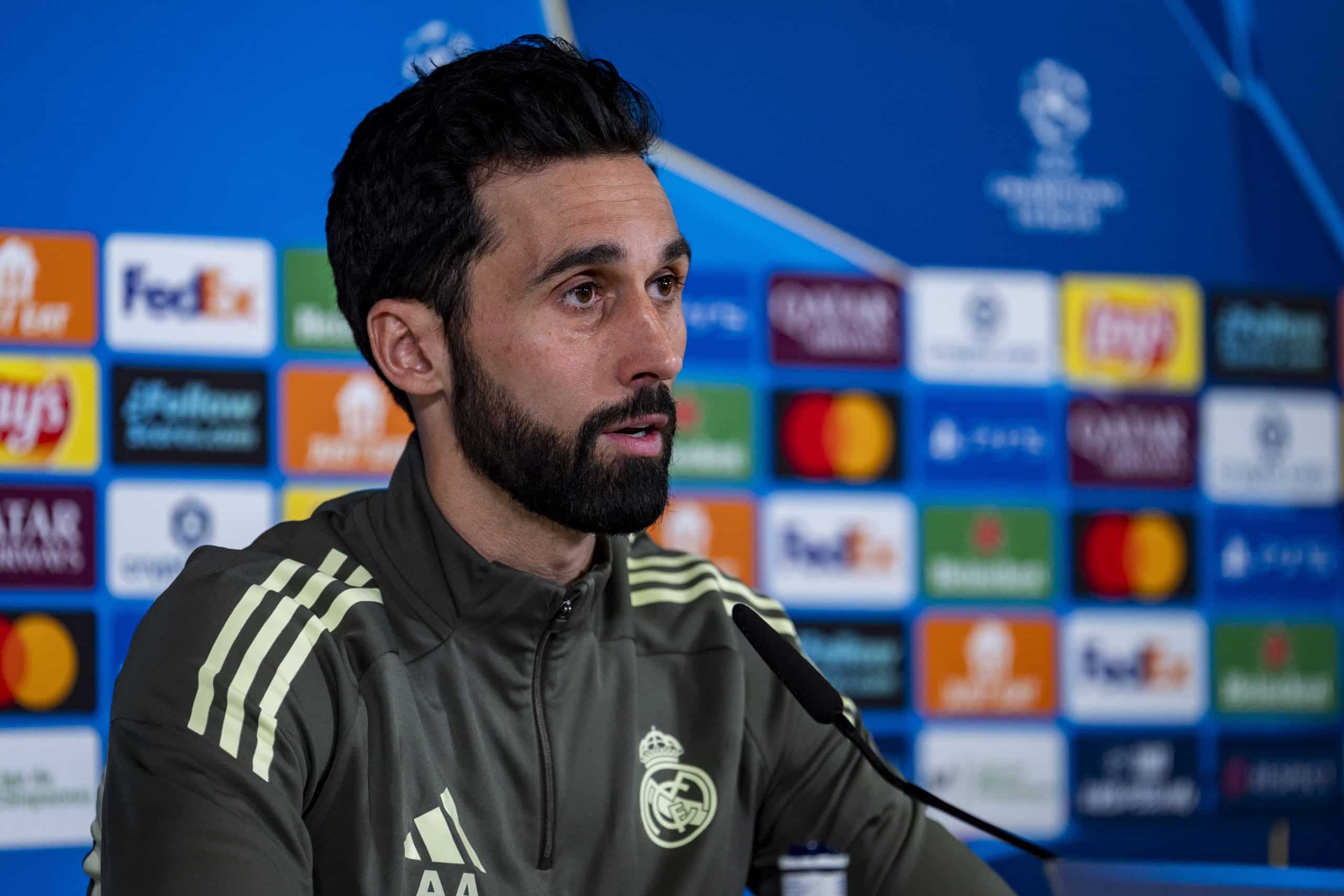 L'entraîneur du Real Madrid, Alvaro Arbeloa, pendant une conférence de presse.