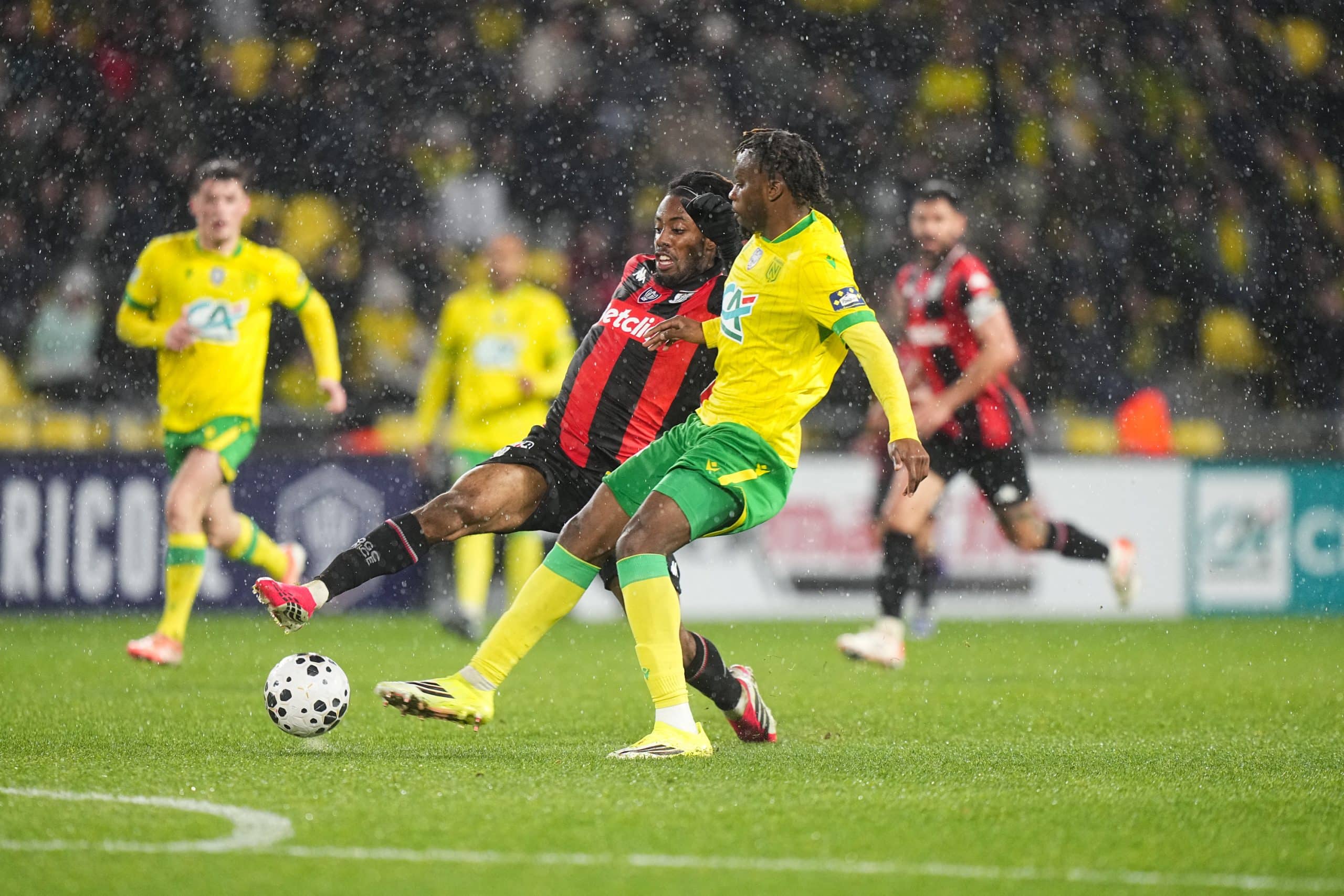 Junior Mwanga taclant Elye Wahi lors de Nantes-Nice.