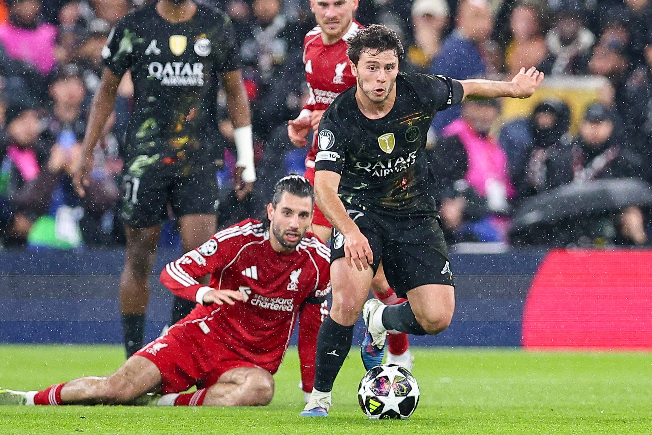 Joao Neves devançant Dominik Szoboszlai.