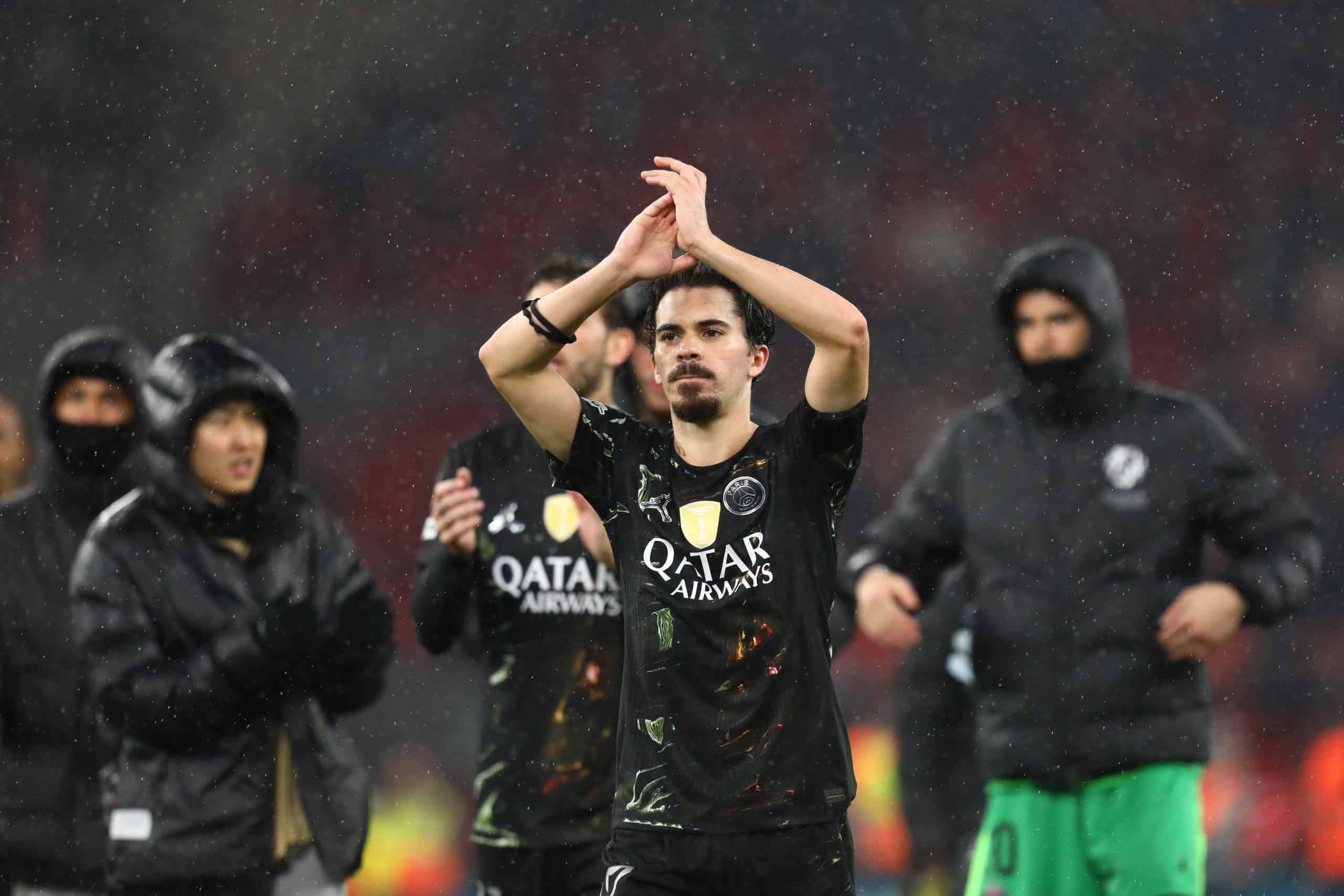 Vitinha célébrant la victoire du PSG à Liverpool.