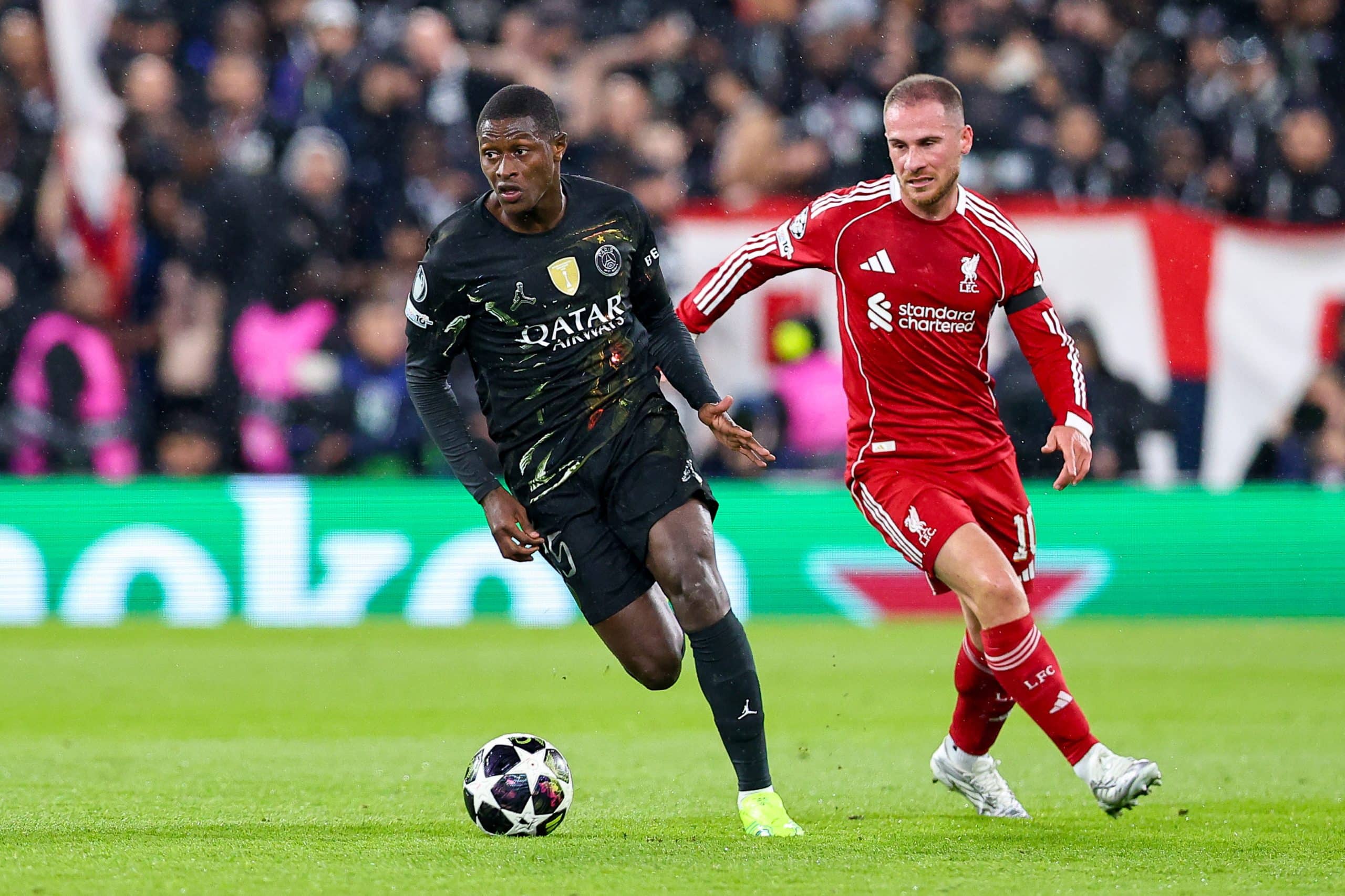 Nuno Mendes face à Alexis Mac Allister lors de Liverpool-PSG.