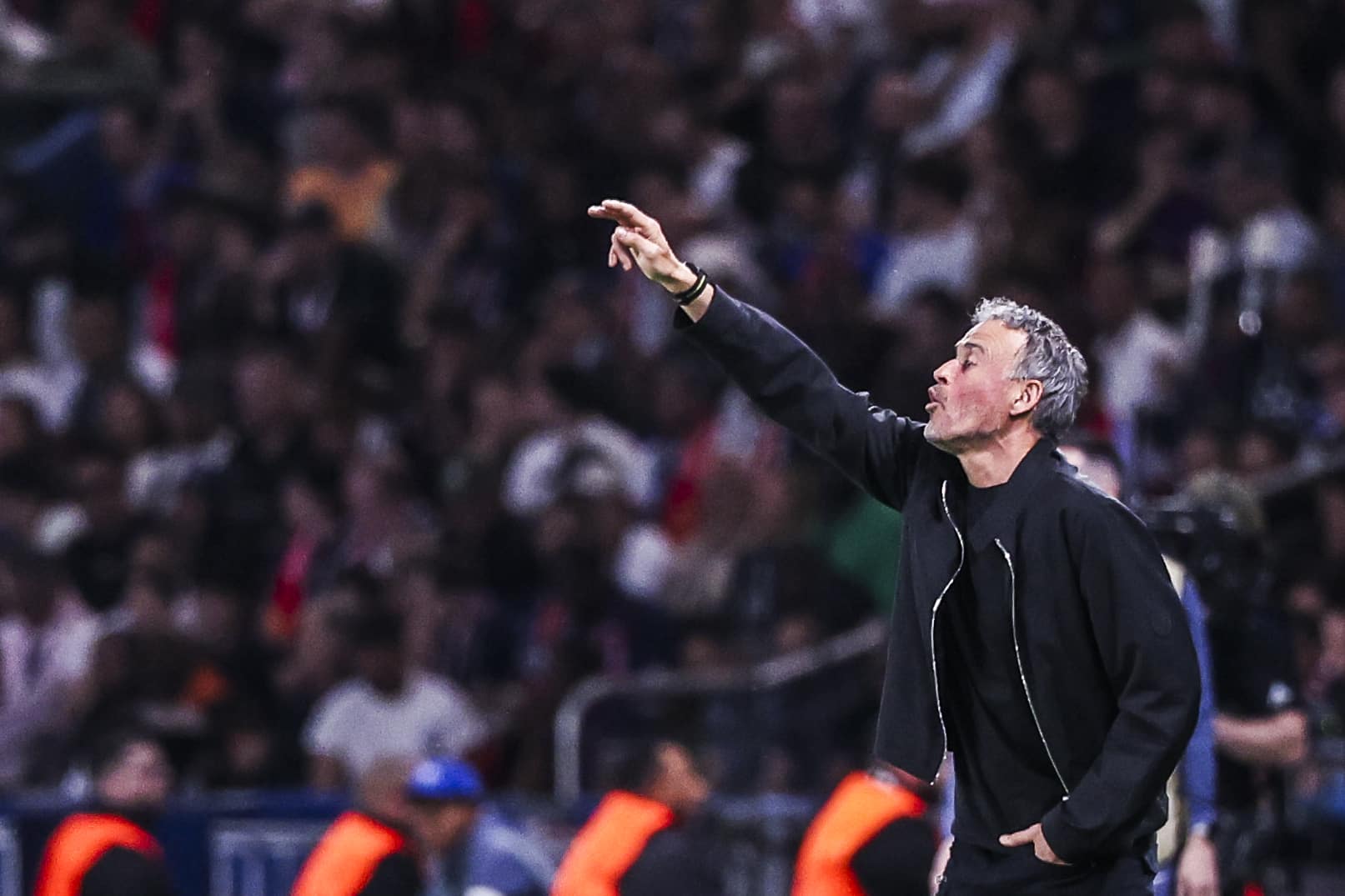 L'entraîneur du PSG, Luis Enrique, donnant des consignes lors du match aller contre Liverpool.
