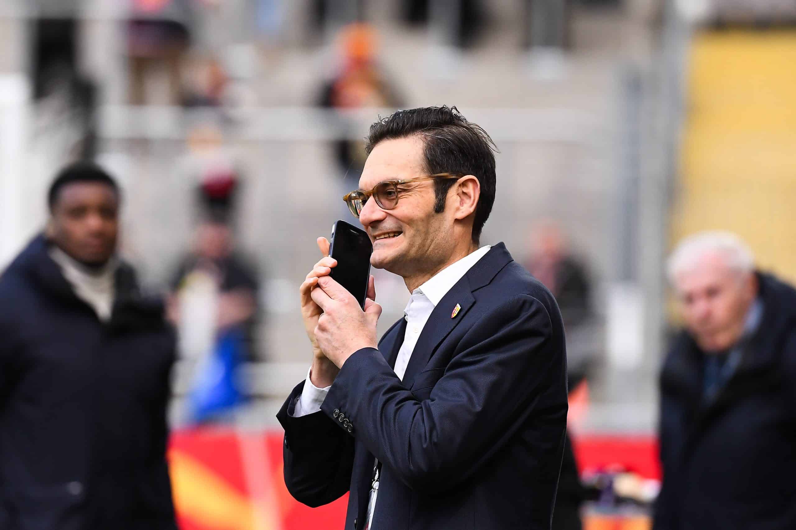Joseph Oughourlian au téléphone avant un match du RC Lens.