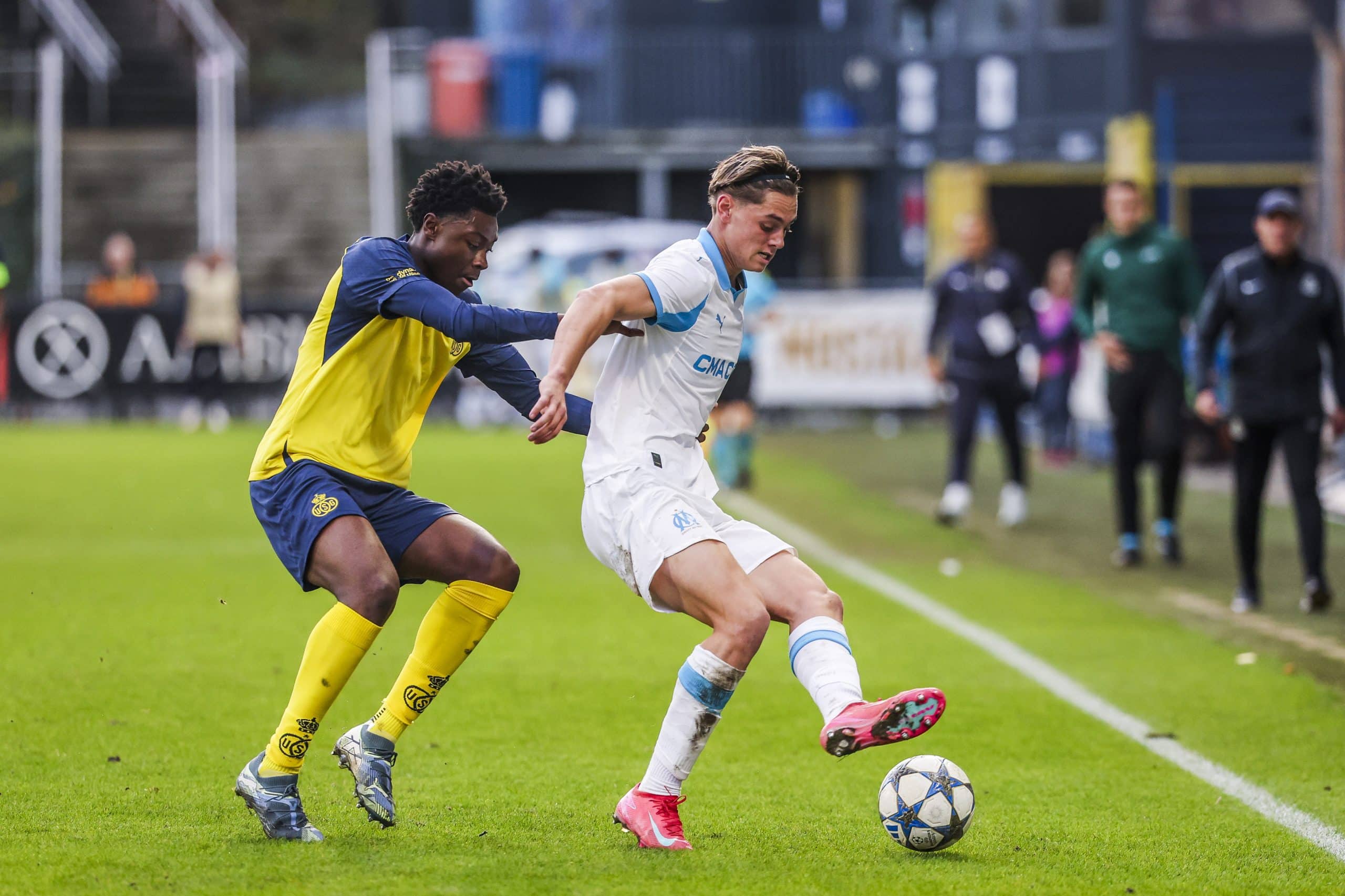 Ugo Lamare en action lors d'un match de Youth League contre l'Union Saint-Gilloise.
