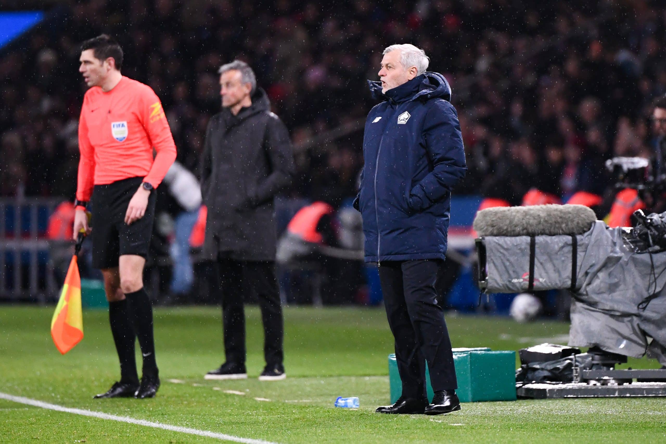 Bruno Genesio lors du match PSG-Lille, avec Luis Enrique derrière lui.