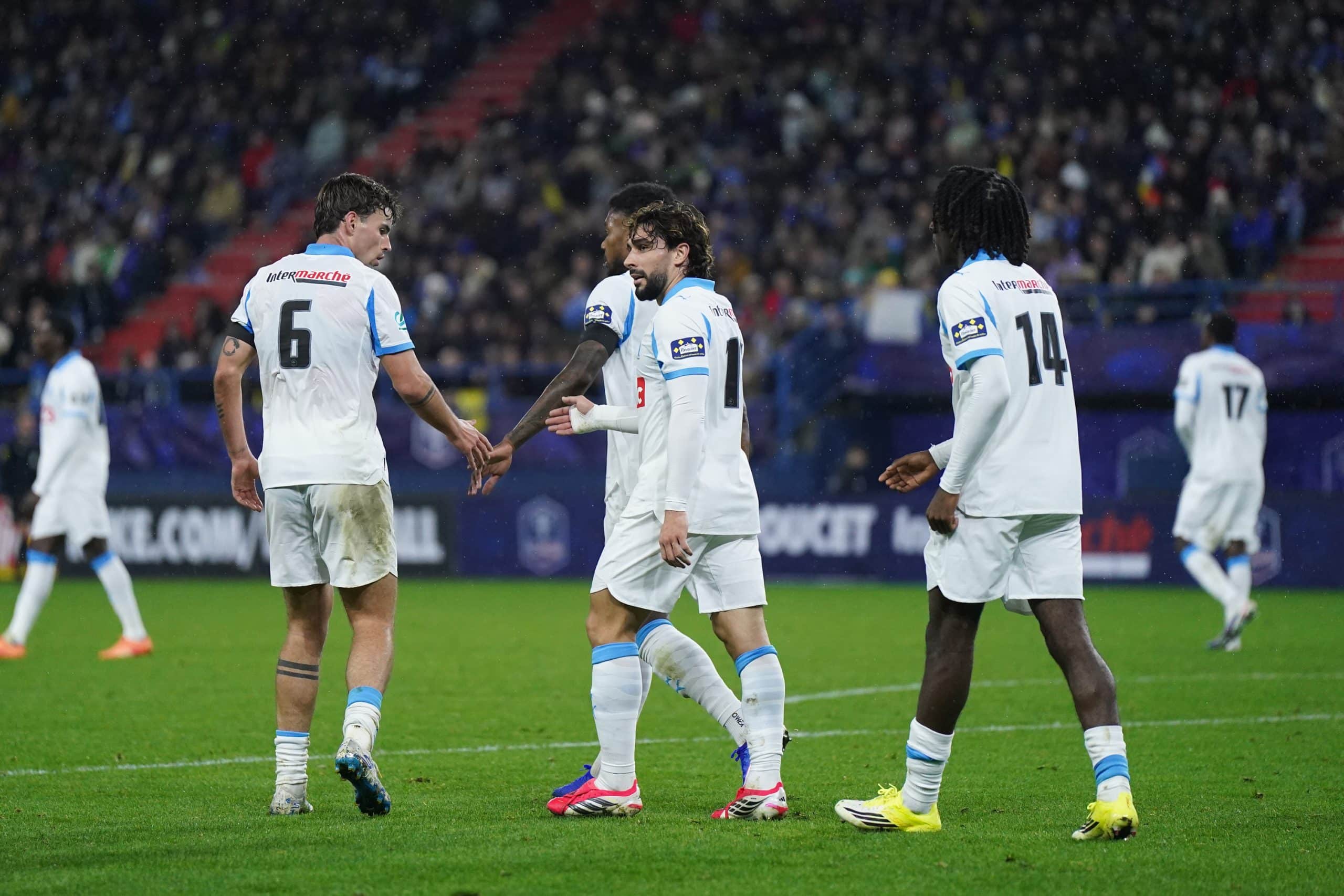 Neal Maupay entouré de ses partenaires après son but contre Evreux.