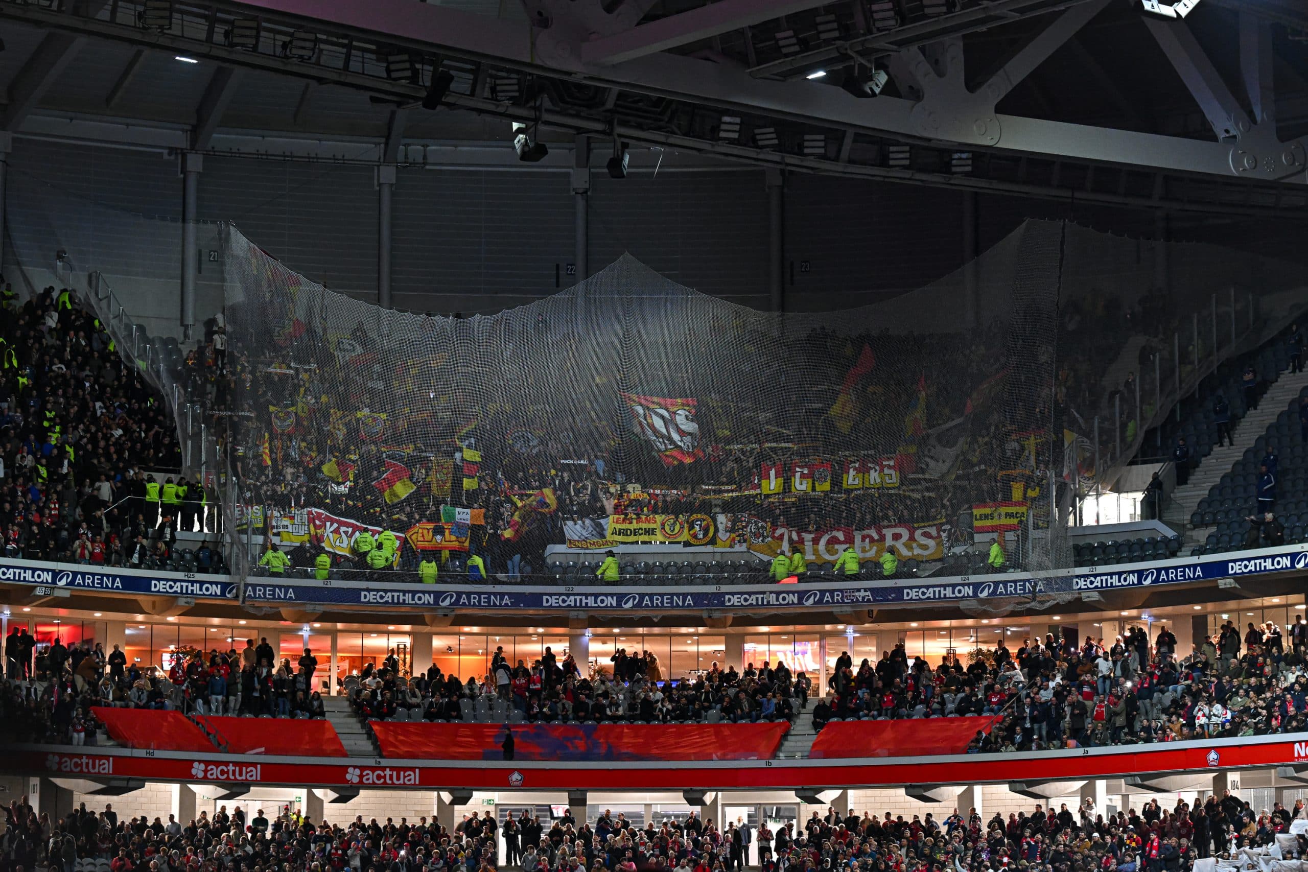 Les supporters du RC Lens lors du derby à Lille.