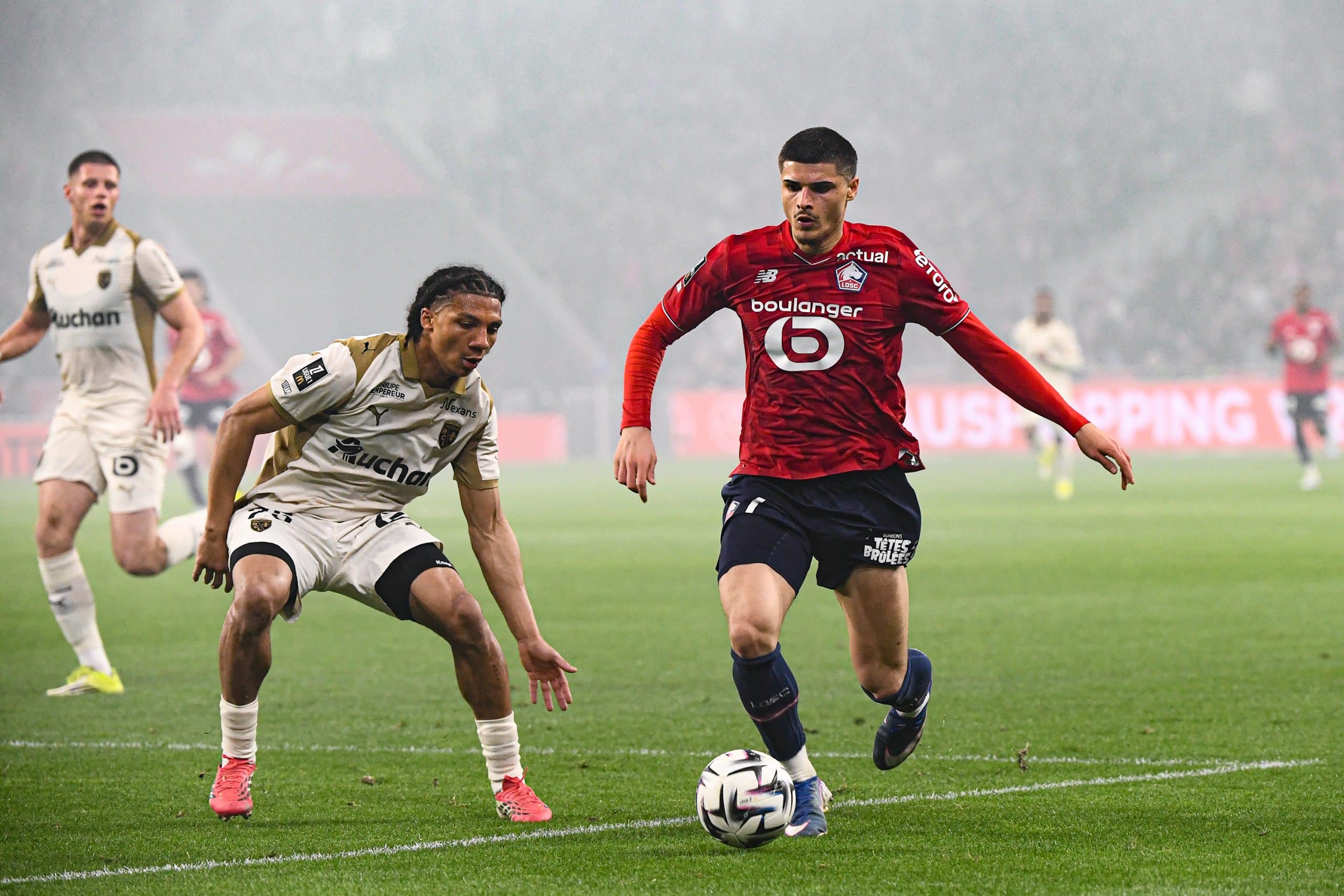Matias Fernandez-Pardo tentant de passer Ismaelo Ganiou, hier, lors du derby.
