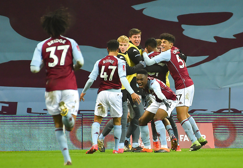 Louie Barry (21 ans) cartonne à Aston Villa en League One