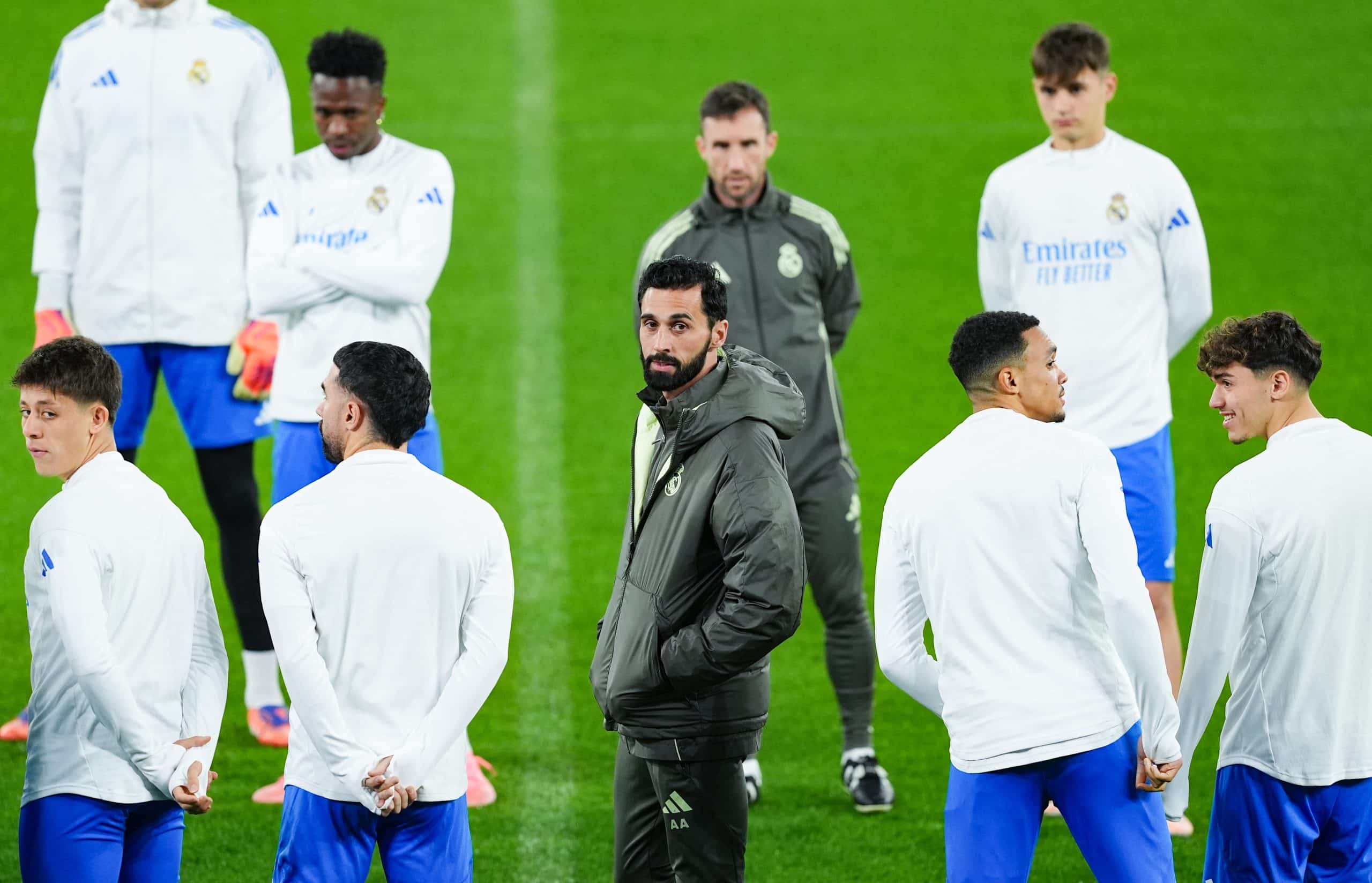 L'entraîneur du Real Madrid, Alvaro Arbeloa, au milieu de ses joueurs.