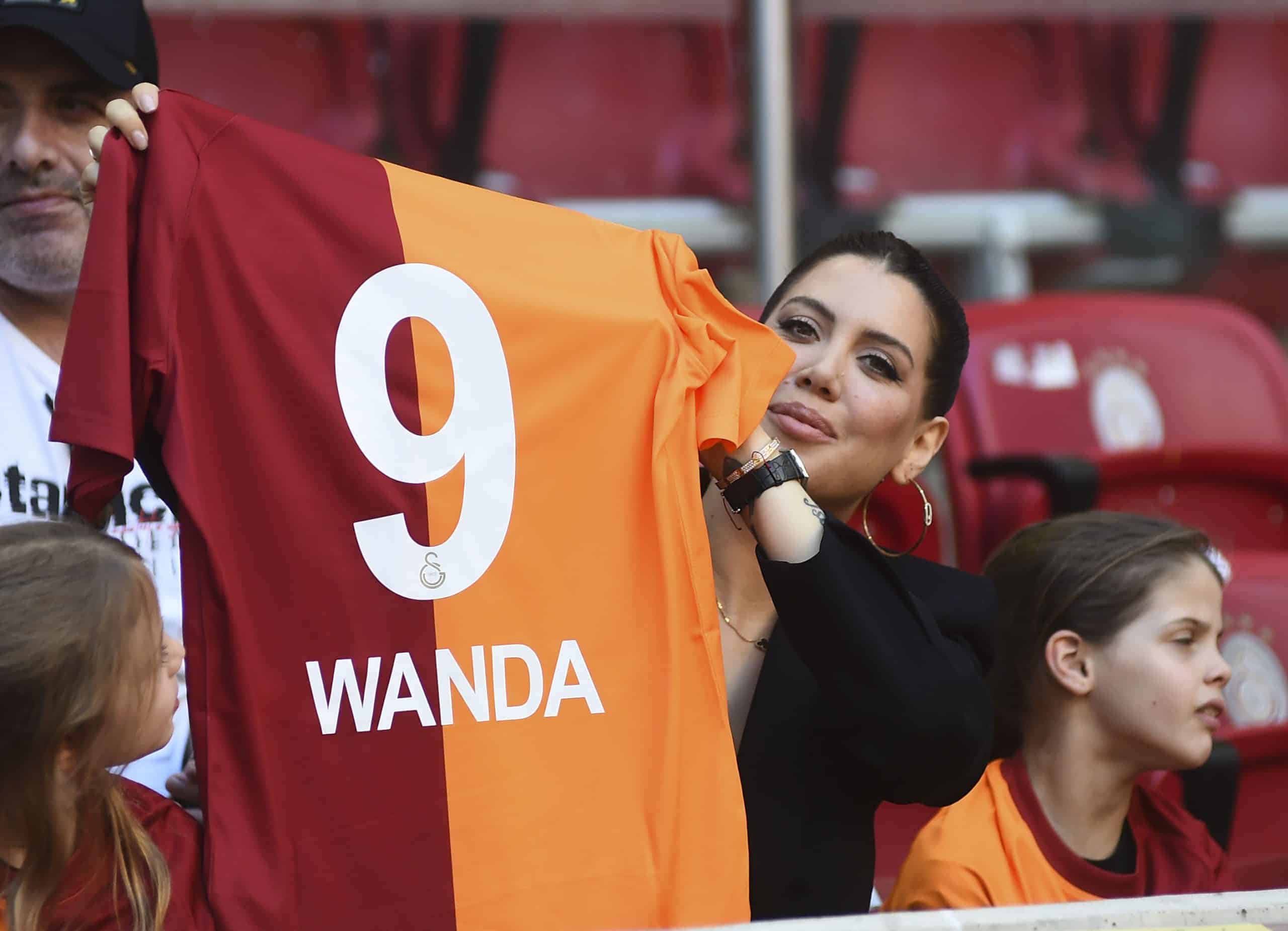 Wanda Nara brandissant un maillot de Galatasaray à l'époque où elle était en couple avec Mauro Icardi.
