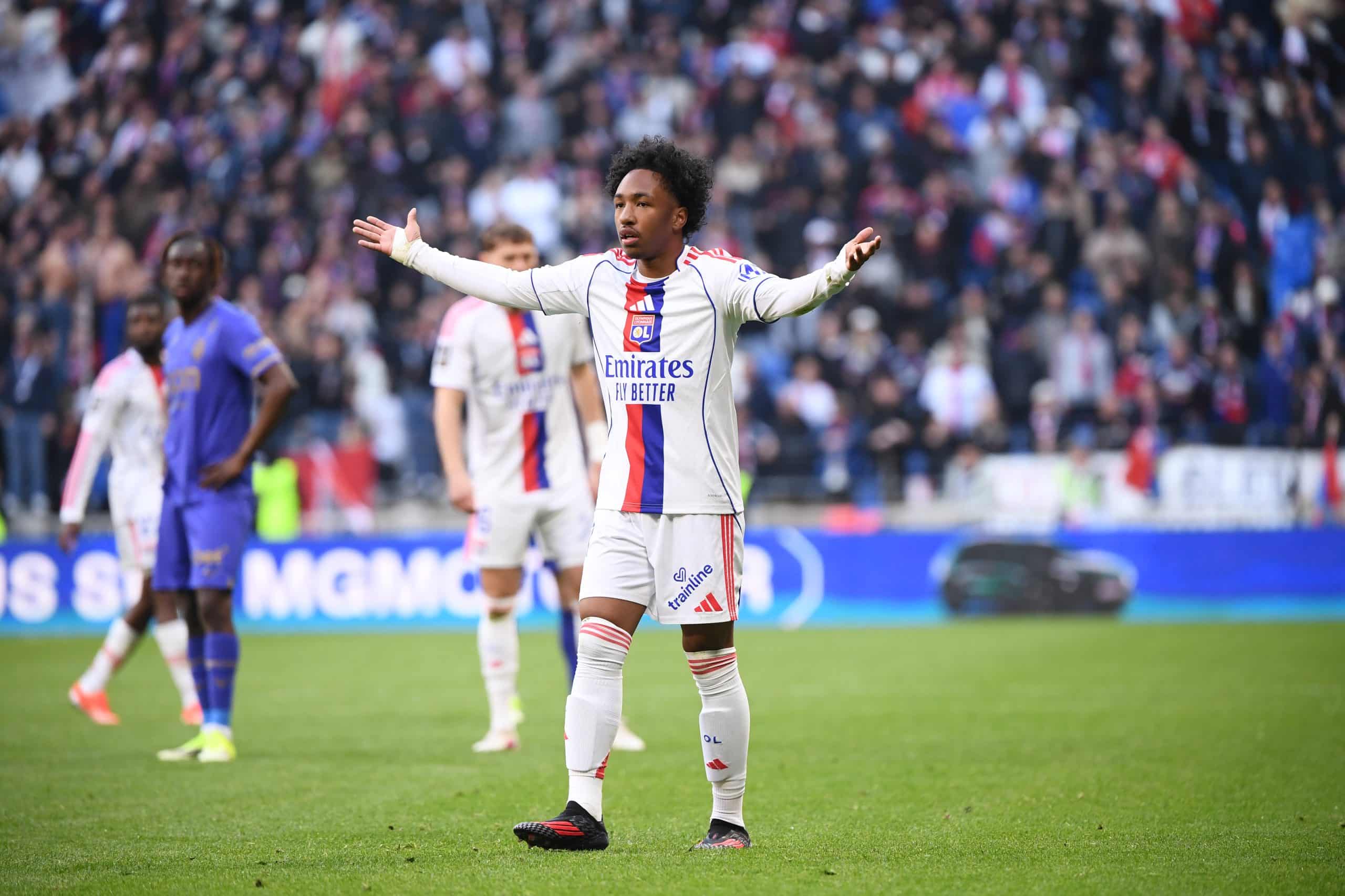 Malick Fofana levant les bras au ciel lors du match entre l'OL et l'AS Monaco.