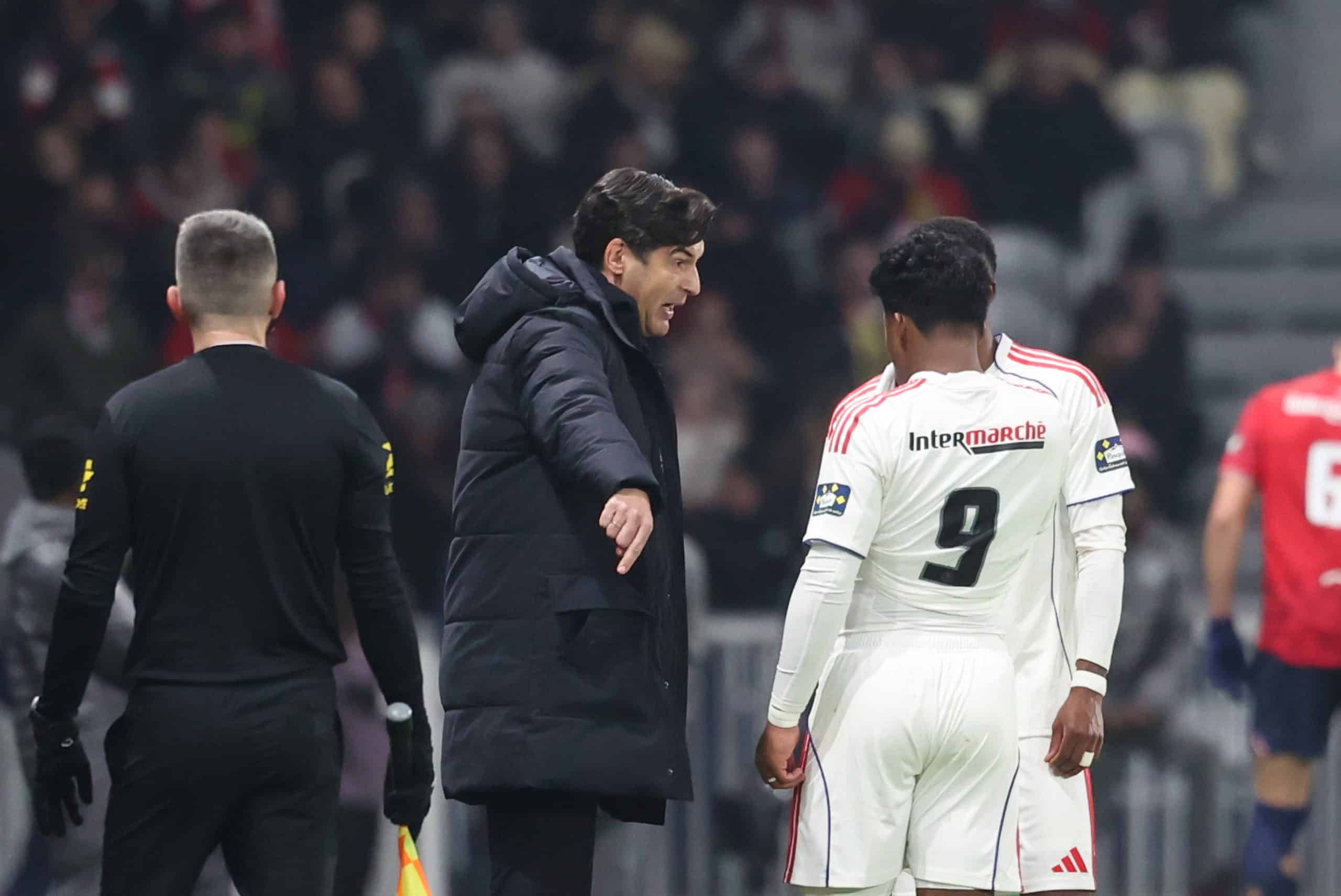 Paulo Fonseca donnant des instructions à Endrick lors de Lille-Lyon en Coupe de France.