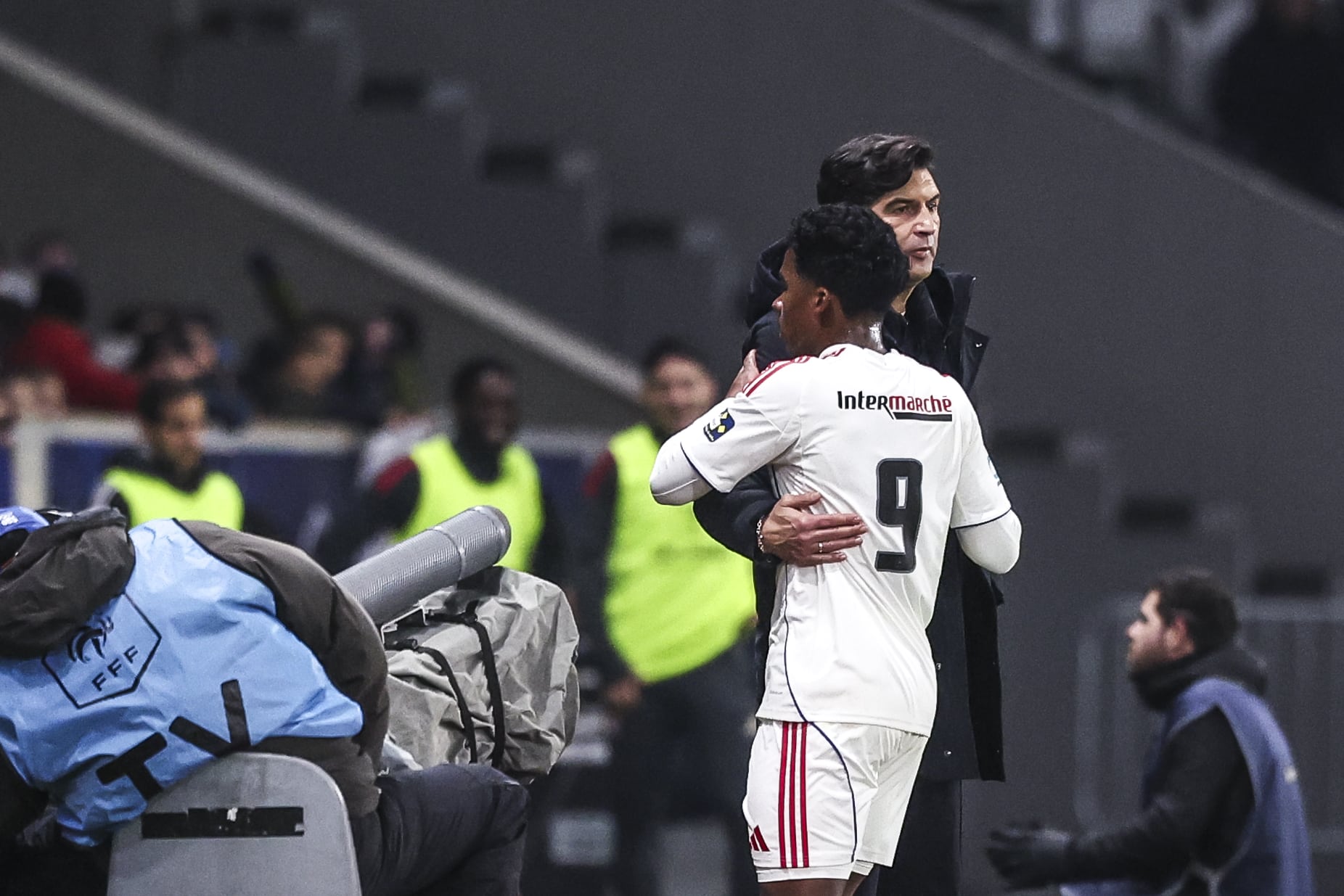Paulo Fonseca félicitant Endrick après le match de l'OL à Lille en Coupe de France.