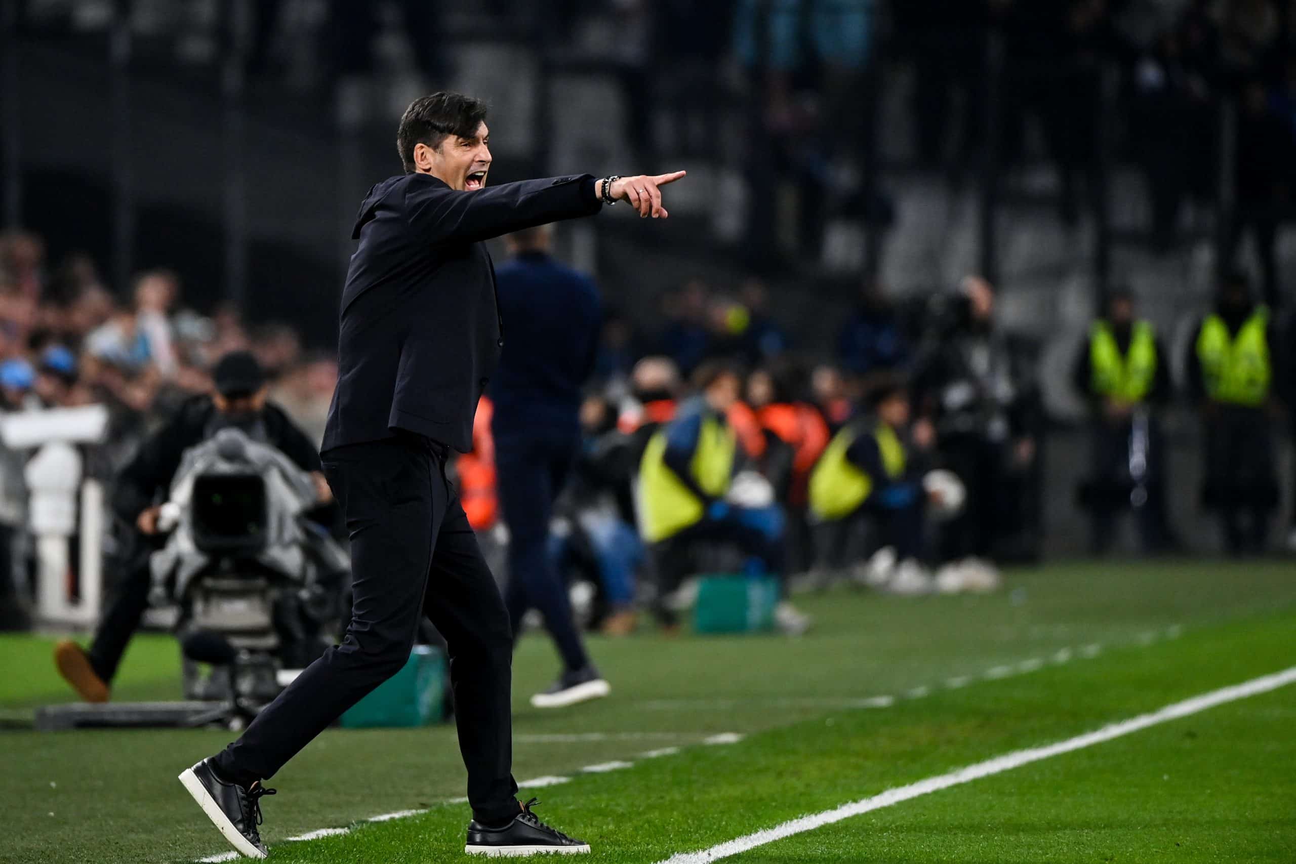 Paulo Fonseca donnant des directives à ses joueurs lors de l'Olympico.