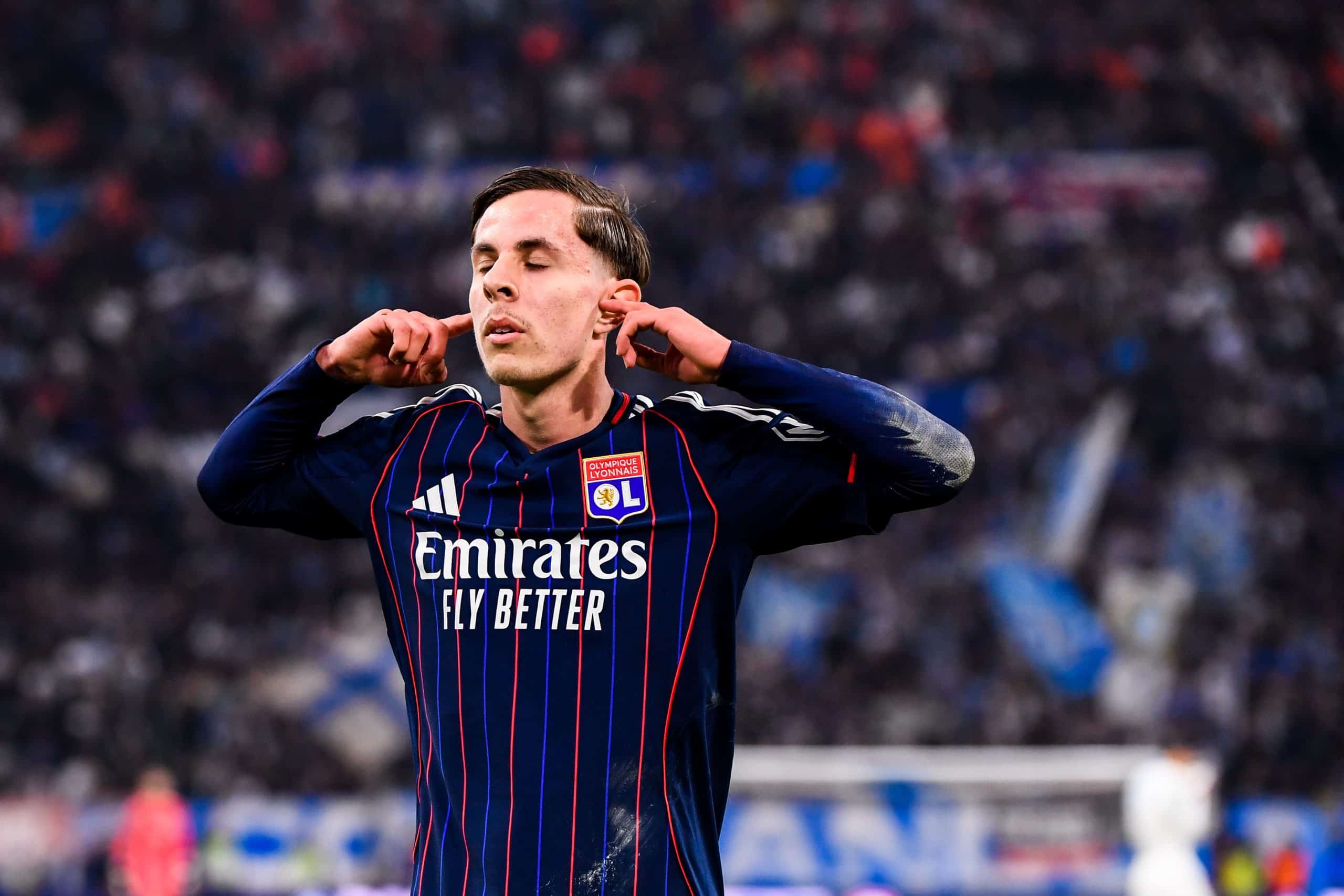 Rémi Himbert célébrant son but au Vélodrome avec l'OL.