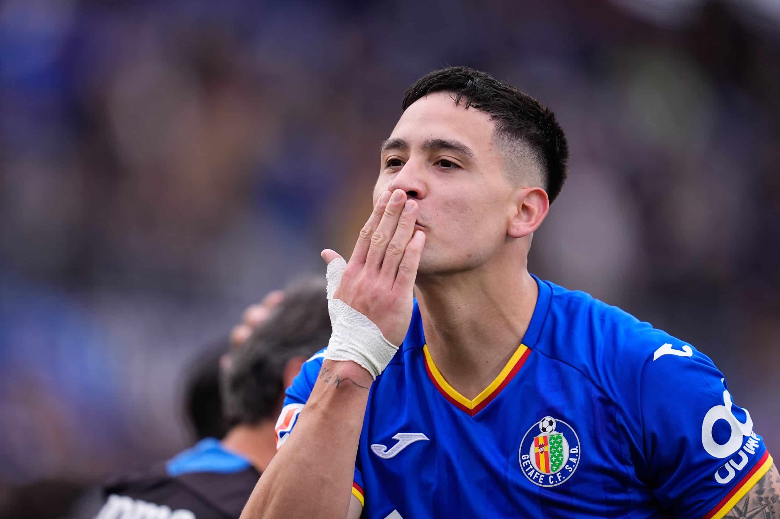Martin Satriano célébrant un but sous le maillot de Getafe.