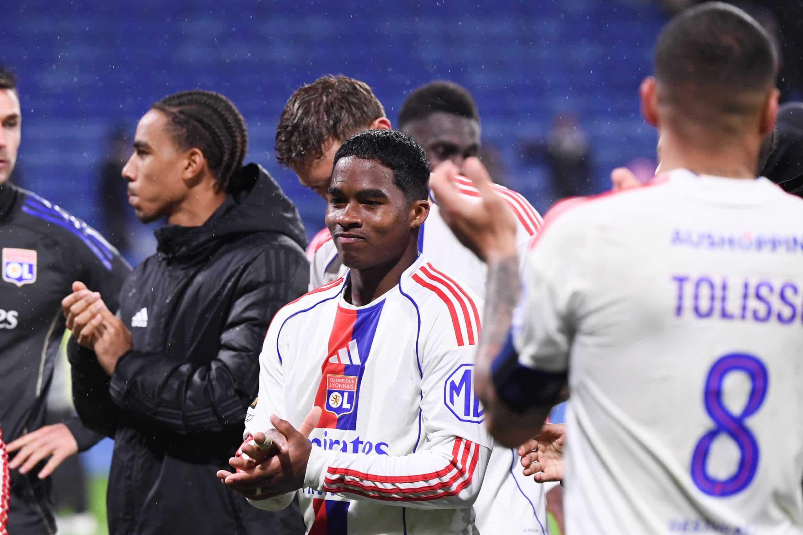 Endrick applaudissant les supporters de l'OL après la victoire sur Lorient.