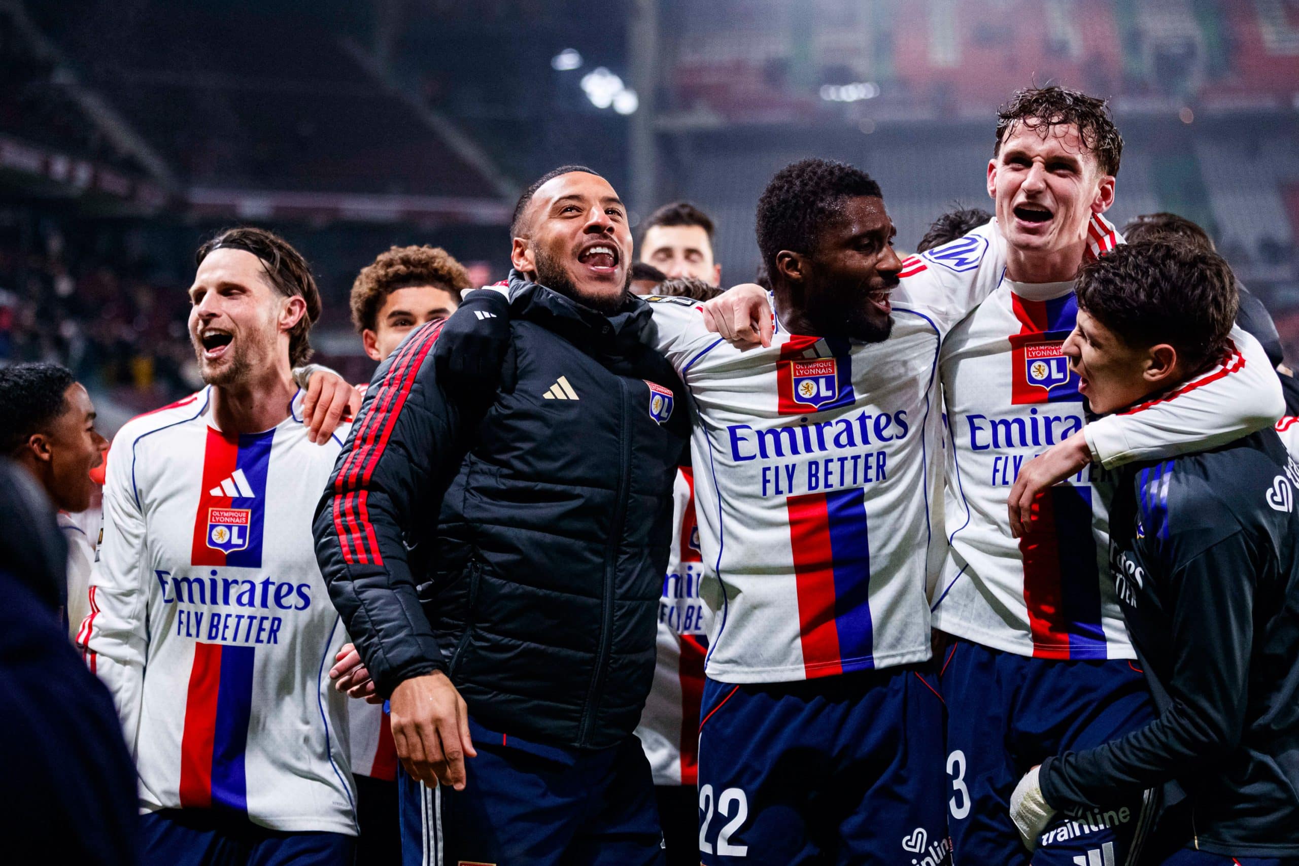 Tyler Morton célébrant une victoire avec ses partenaires de l'OL.