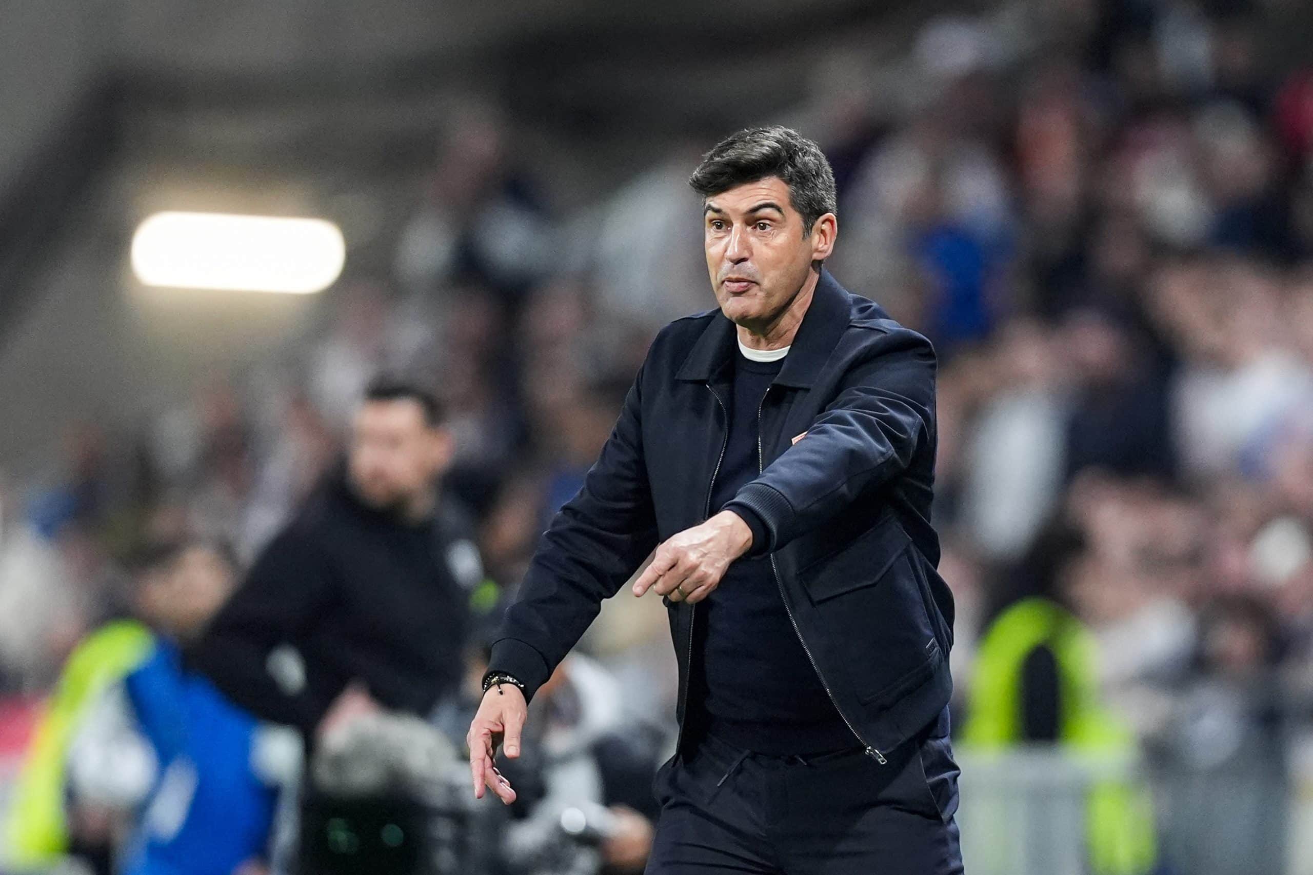 Paulo Fonseca donnant des consignes lors du match de Coupe de France de l'OL face à Lens.