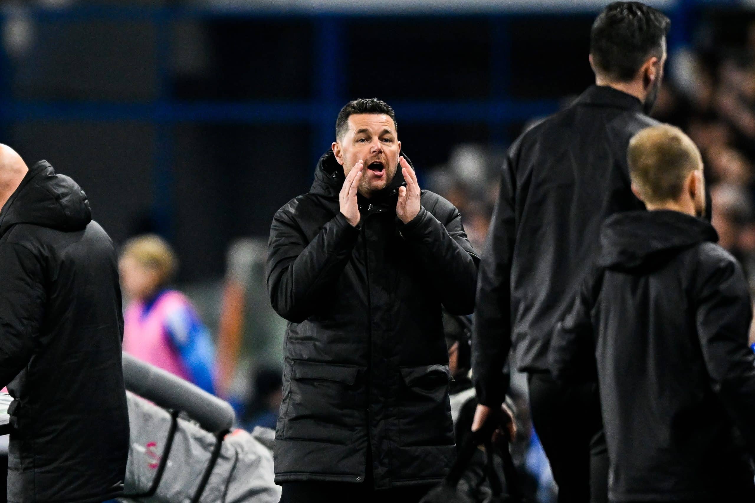 L'entraîneur du RC Lens, Pierre Sage, donnant des consignes à ses joueurs.