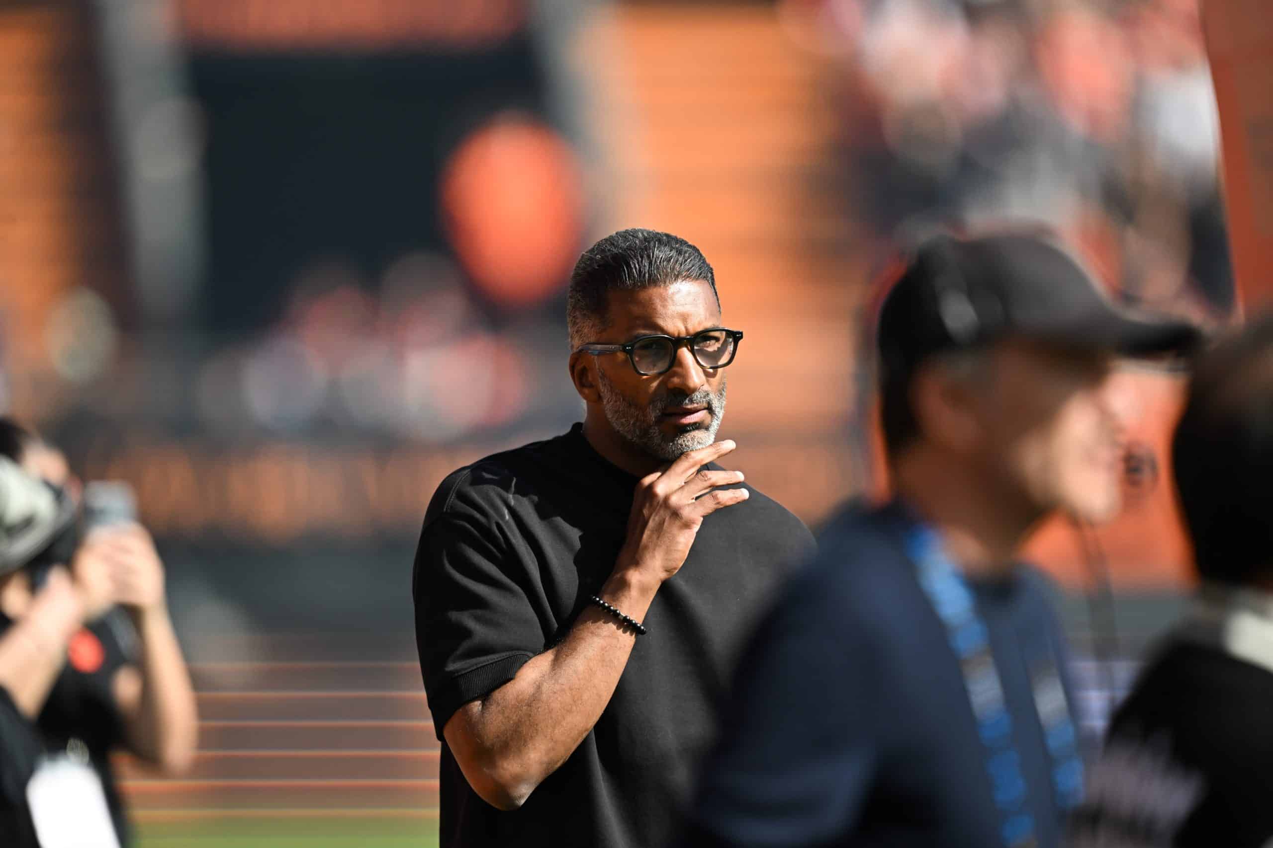 Habib Beye s'interrogeant avant le match à Lorient.