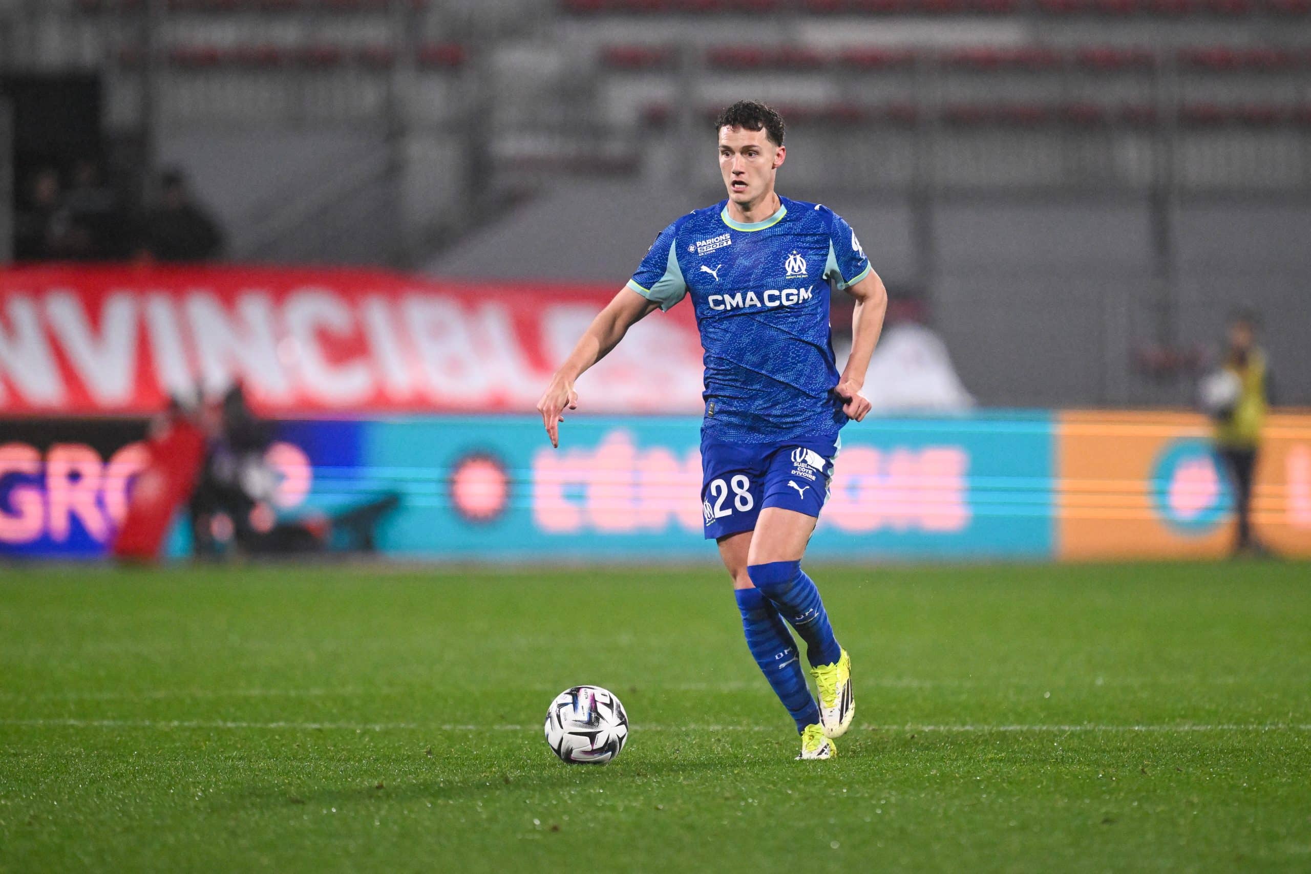 Bejamin Pavard, avec le ballon, lors du match de l'OM à Brest.