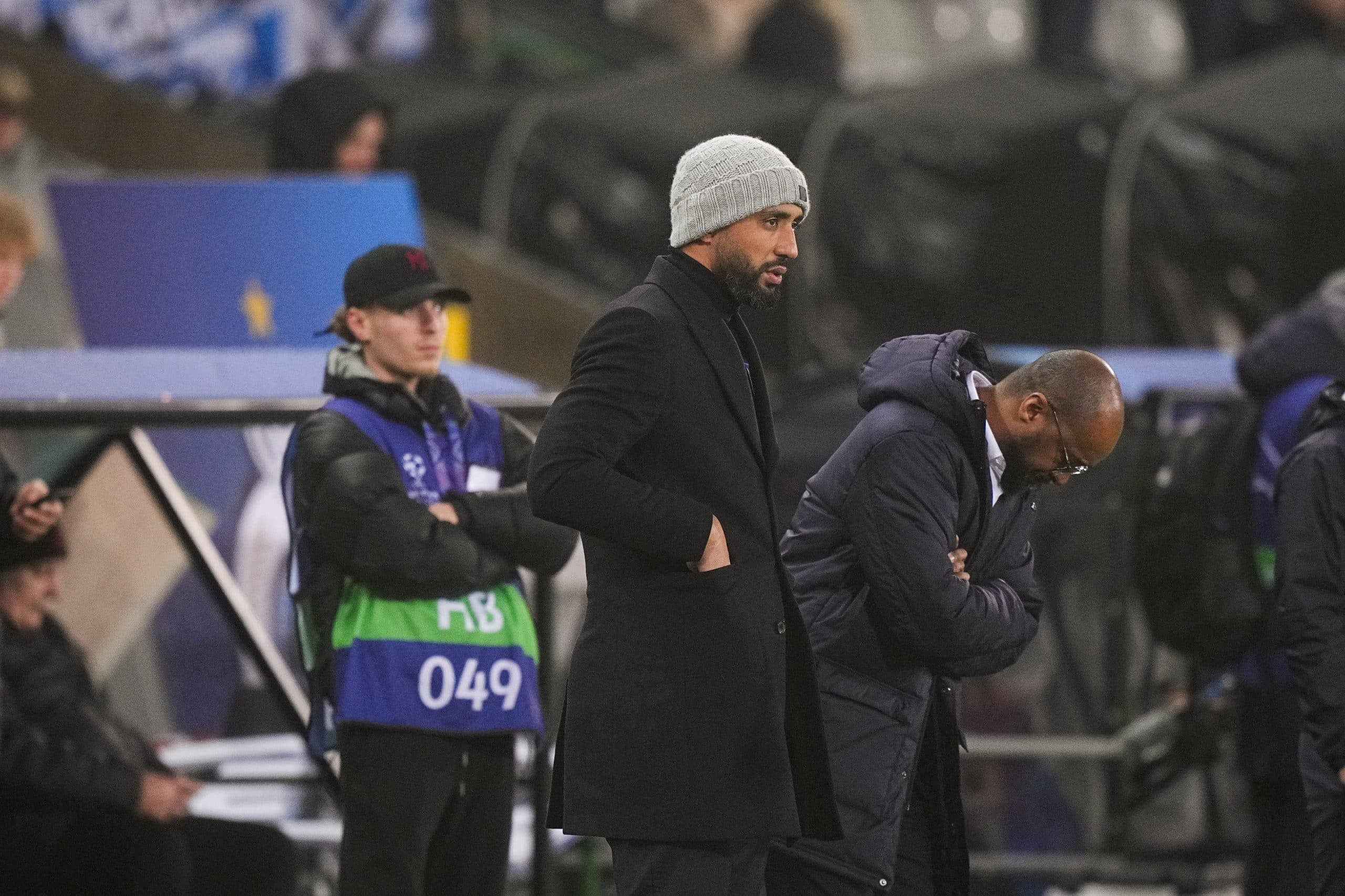 Le directeur du football de l'OM, Medhi Benatia, avant le coup d'envoi du match à Bruges.