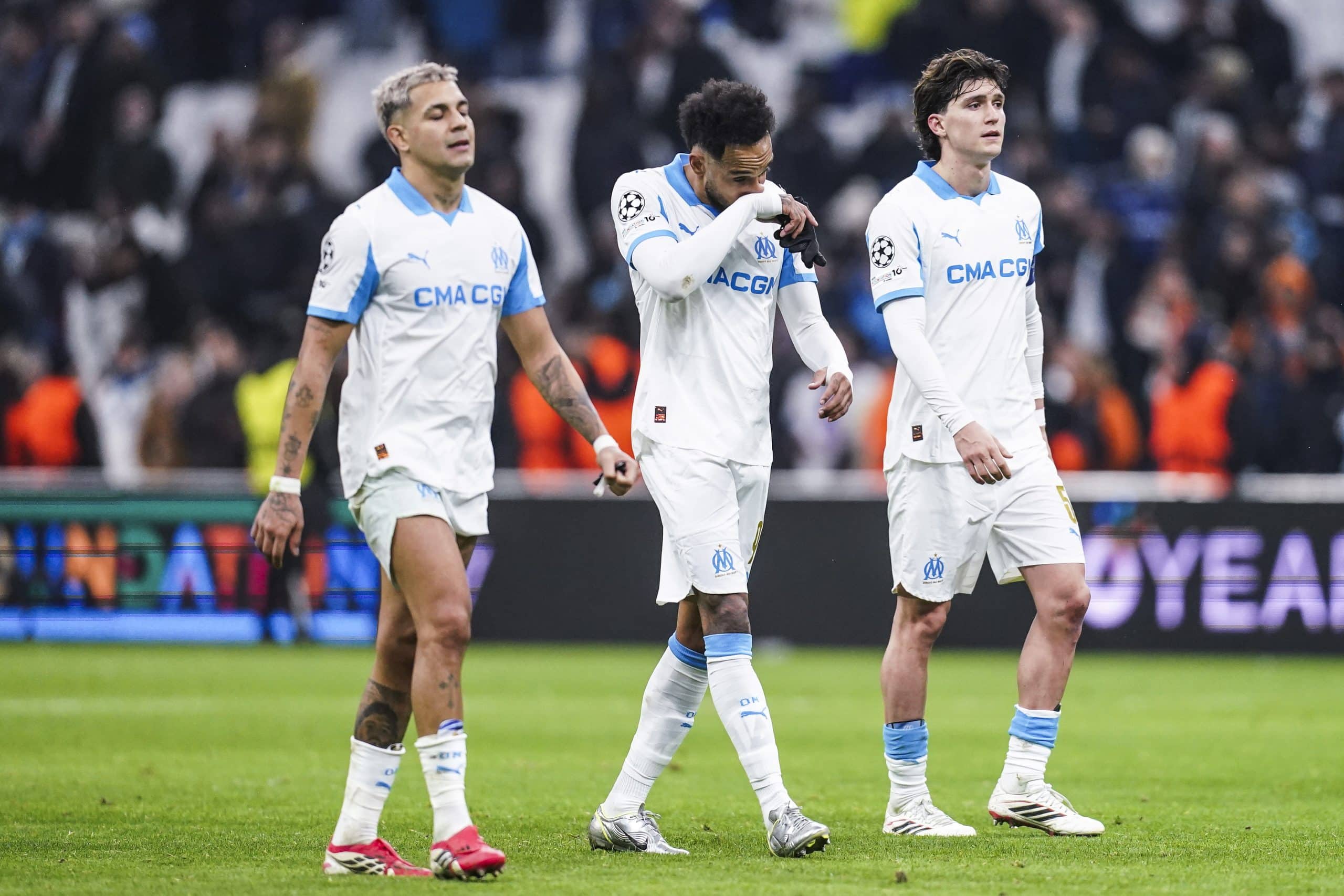 Facundo Medina (à gauche), aux côtés de Pierre-Emerick Aubameyang et Leonardo Balerdi.