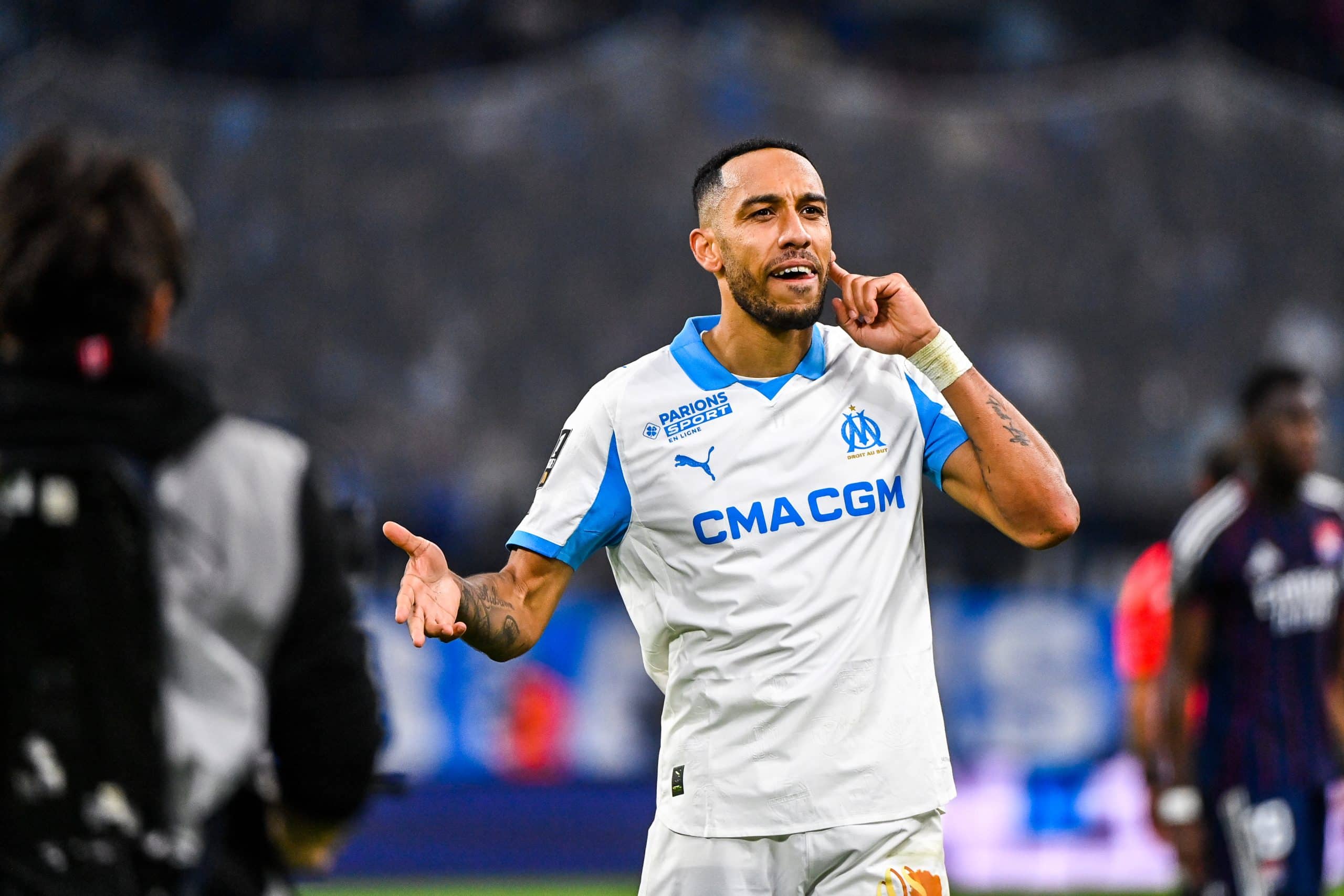 Pierre-Emerick Aubameyang célébrant l'un de ses buts contre l'OL.