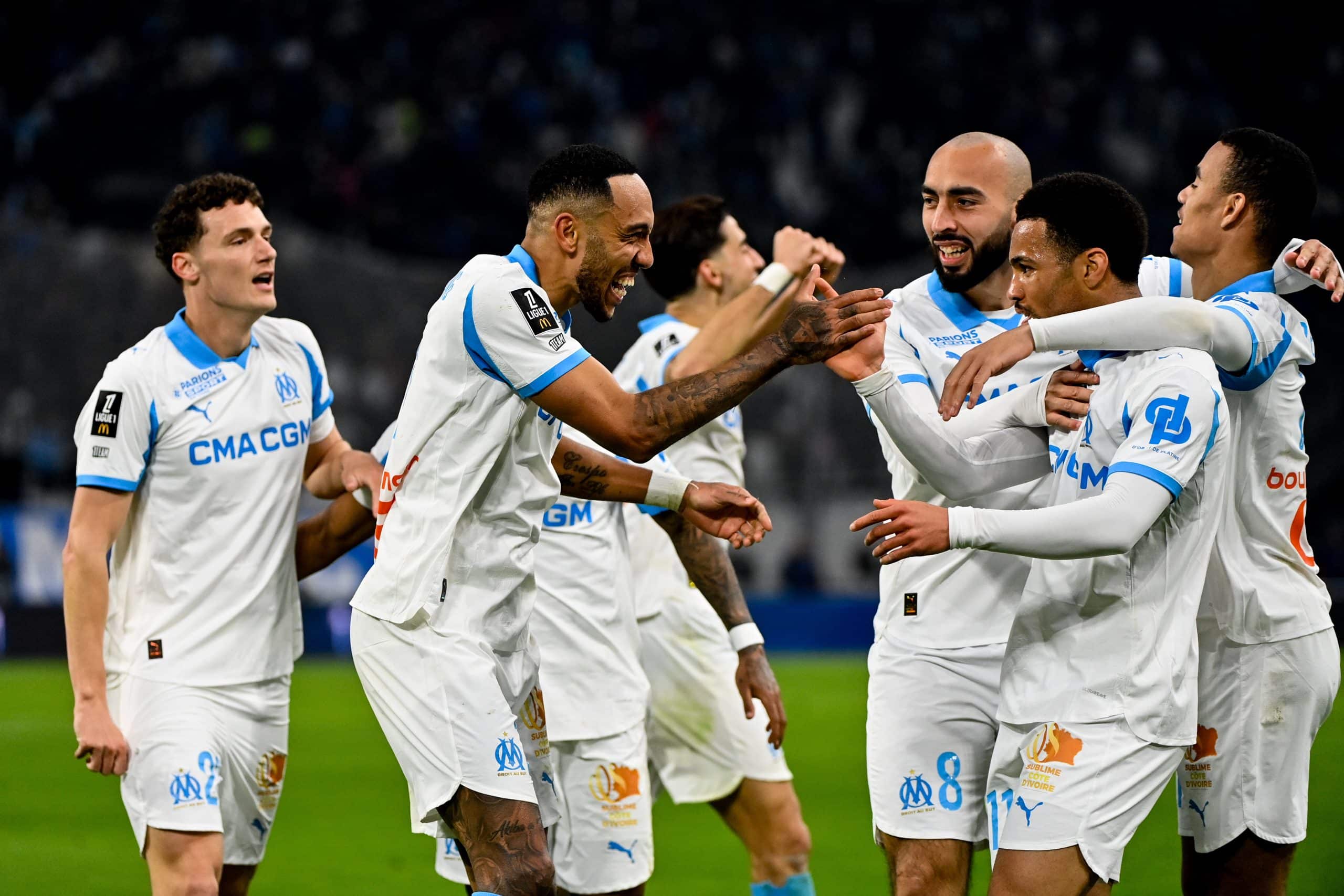 Pierre-Emerick Aubameyang félicité par ses coéquipiers après l'un de ses buts face à Lyon.