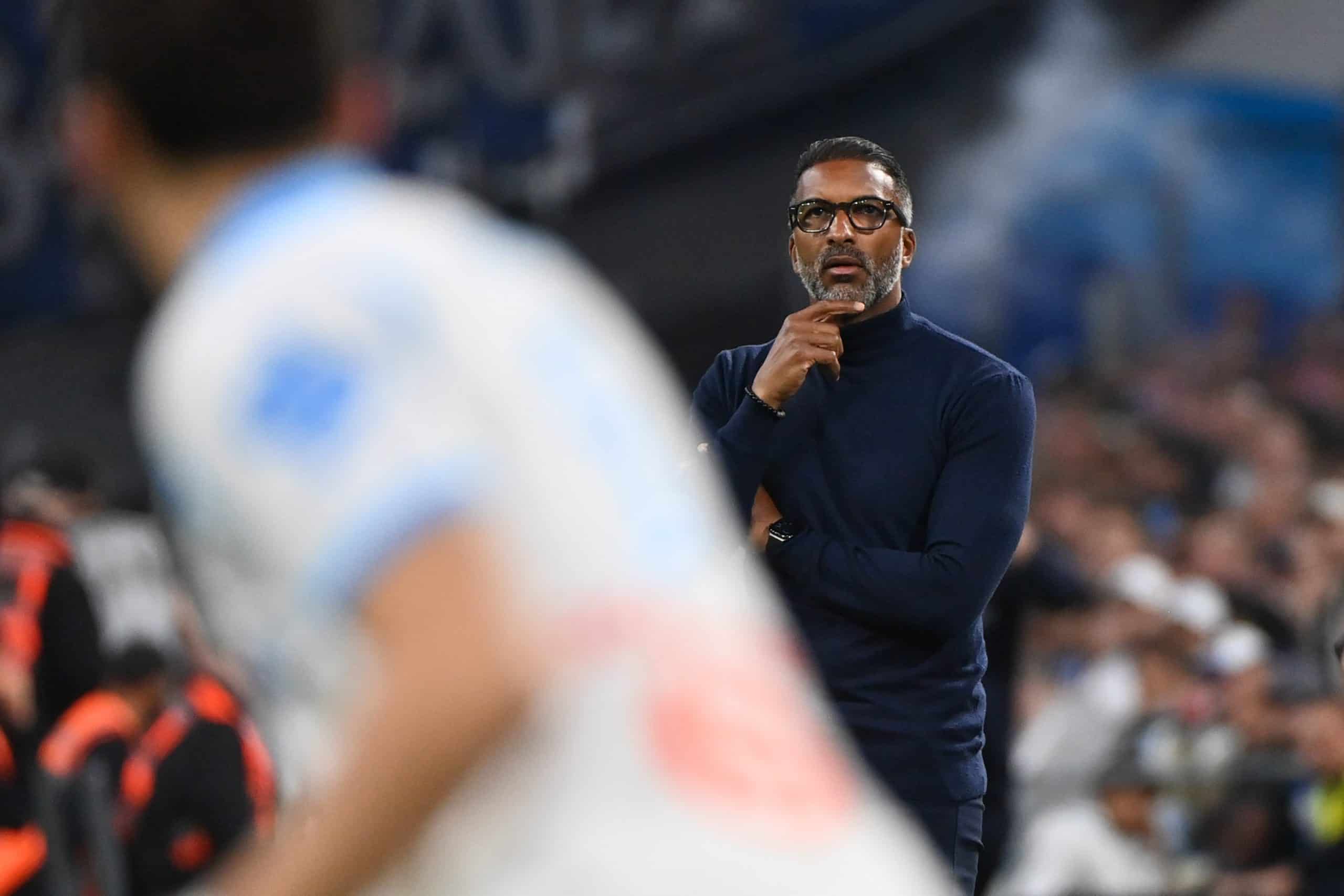 Habib Beye regardant l'un de ses joueurs lors d'OM-Metz.