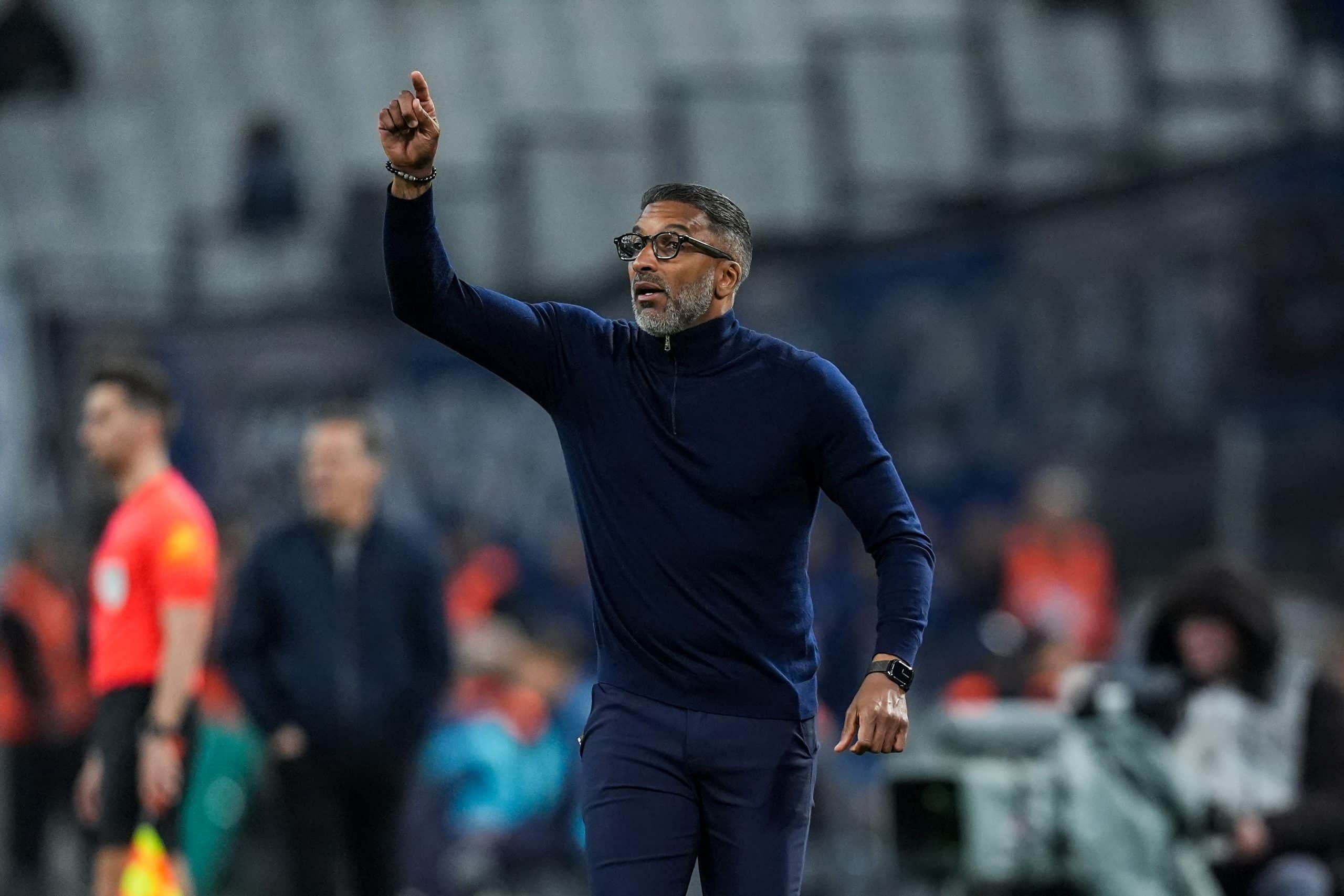 Habib Beye donnant des consignes lors du match contre l'AJ Auxerre.