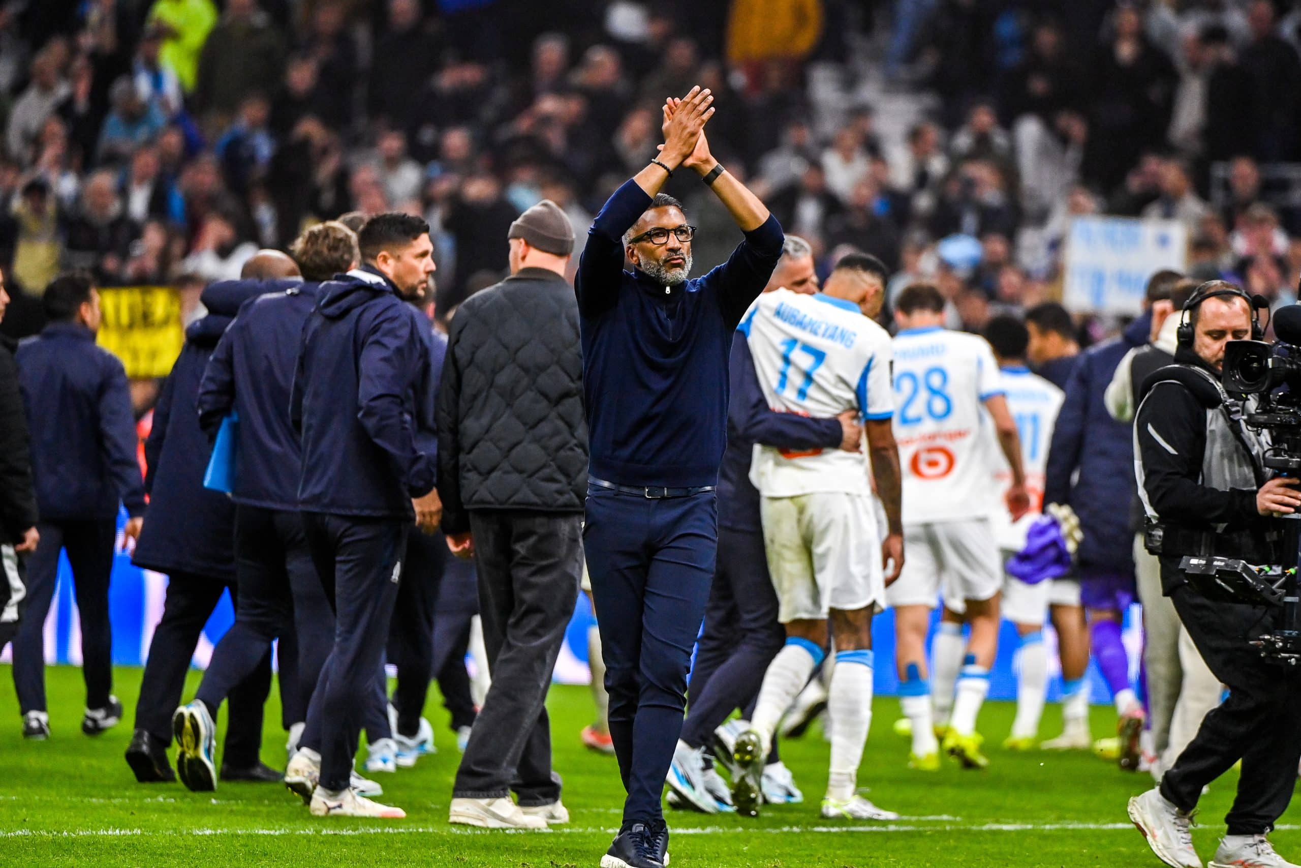 Habib Beye saluant les supporters de l'OM après la victoire sur Lyon.