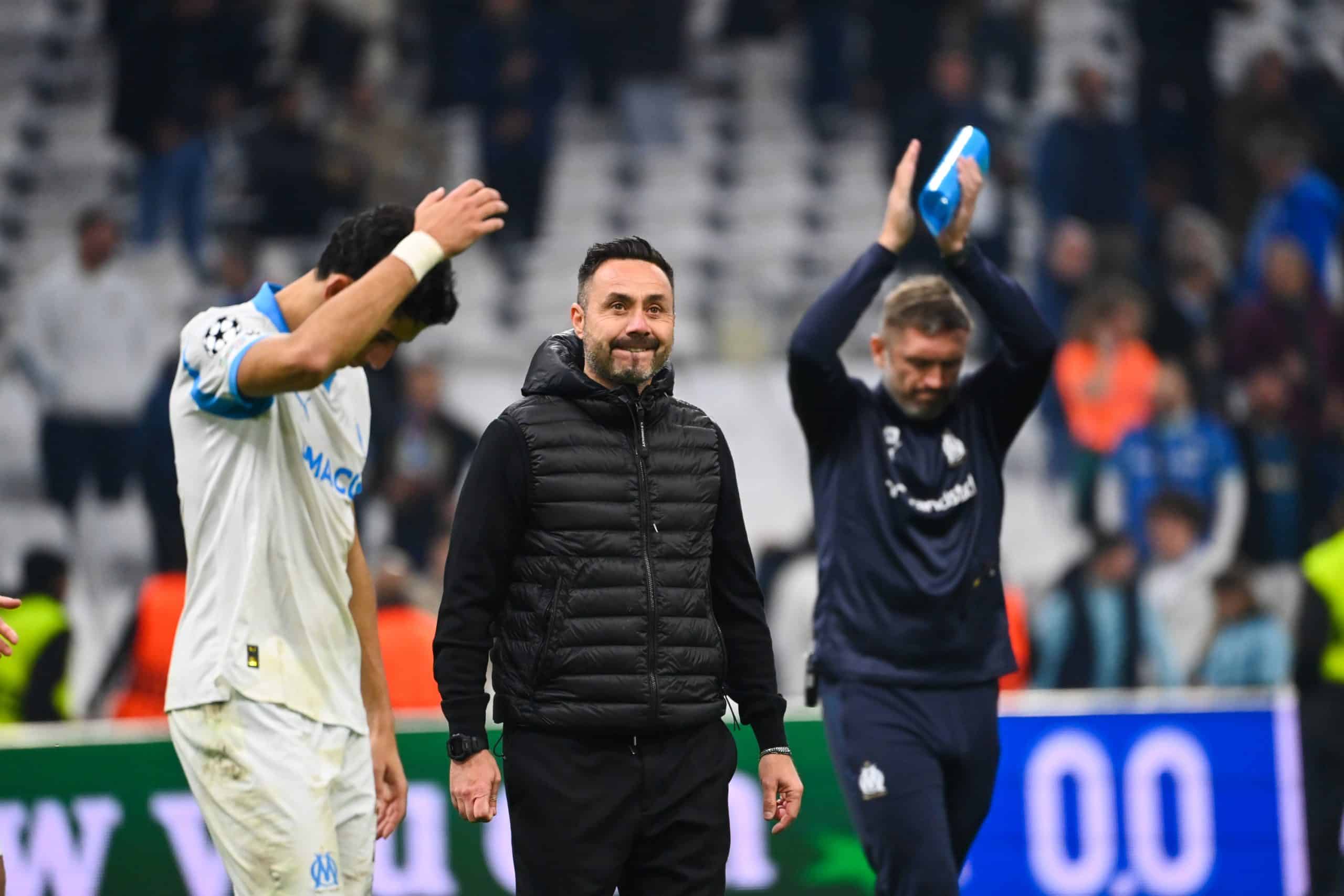 Nayef Aguerd et Roberto De Zerbi saluant le public du Vélodrome après un match.