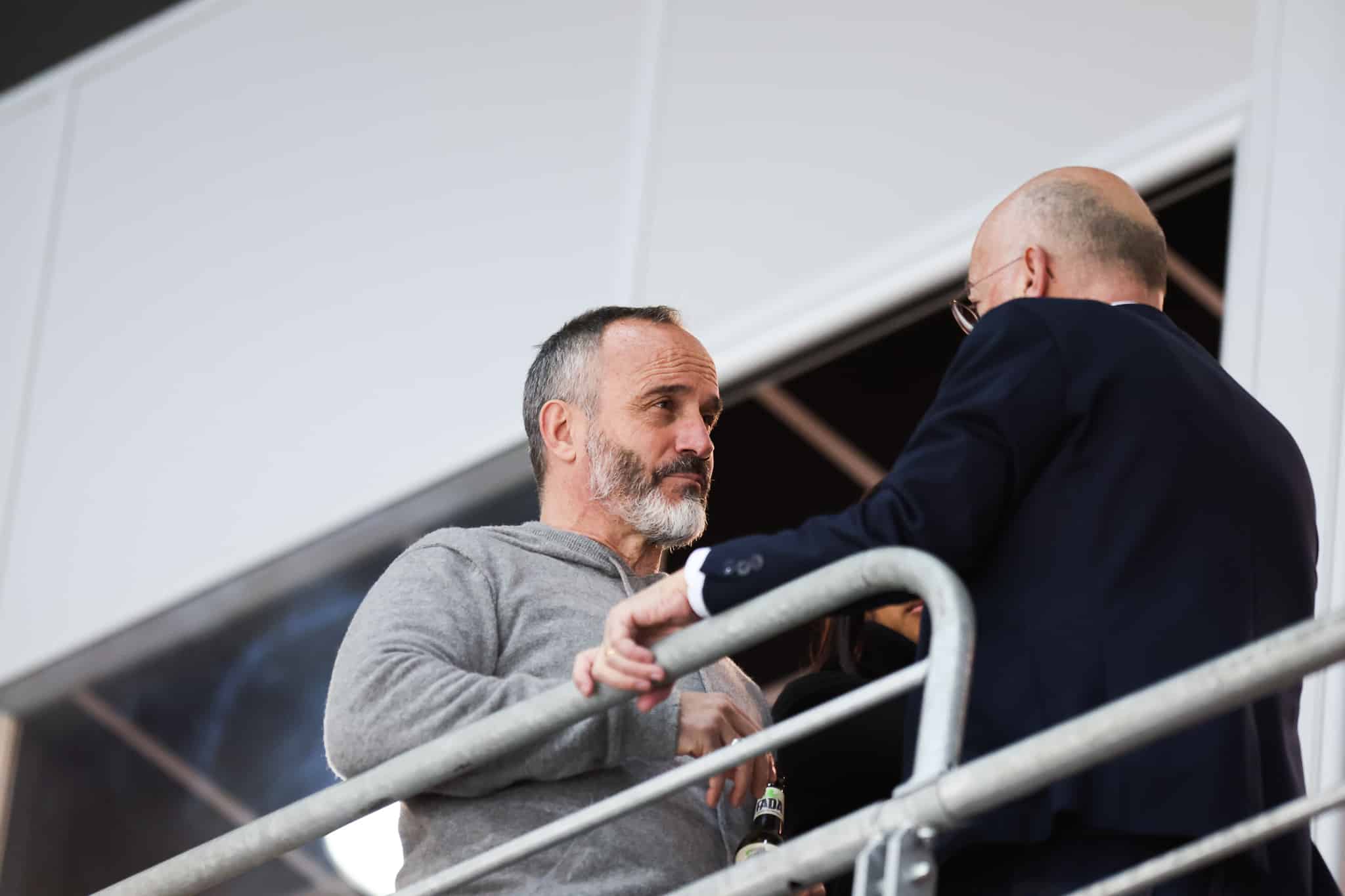 Eric Di Méco en discussion pendant un match de hockey.