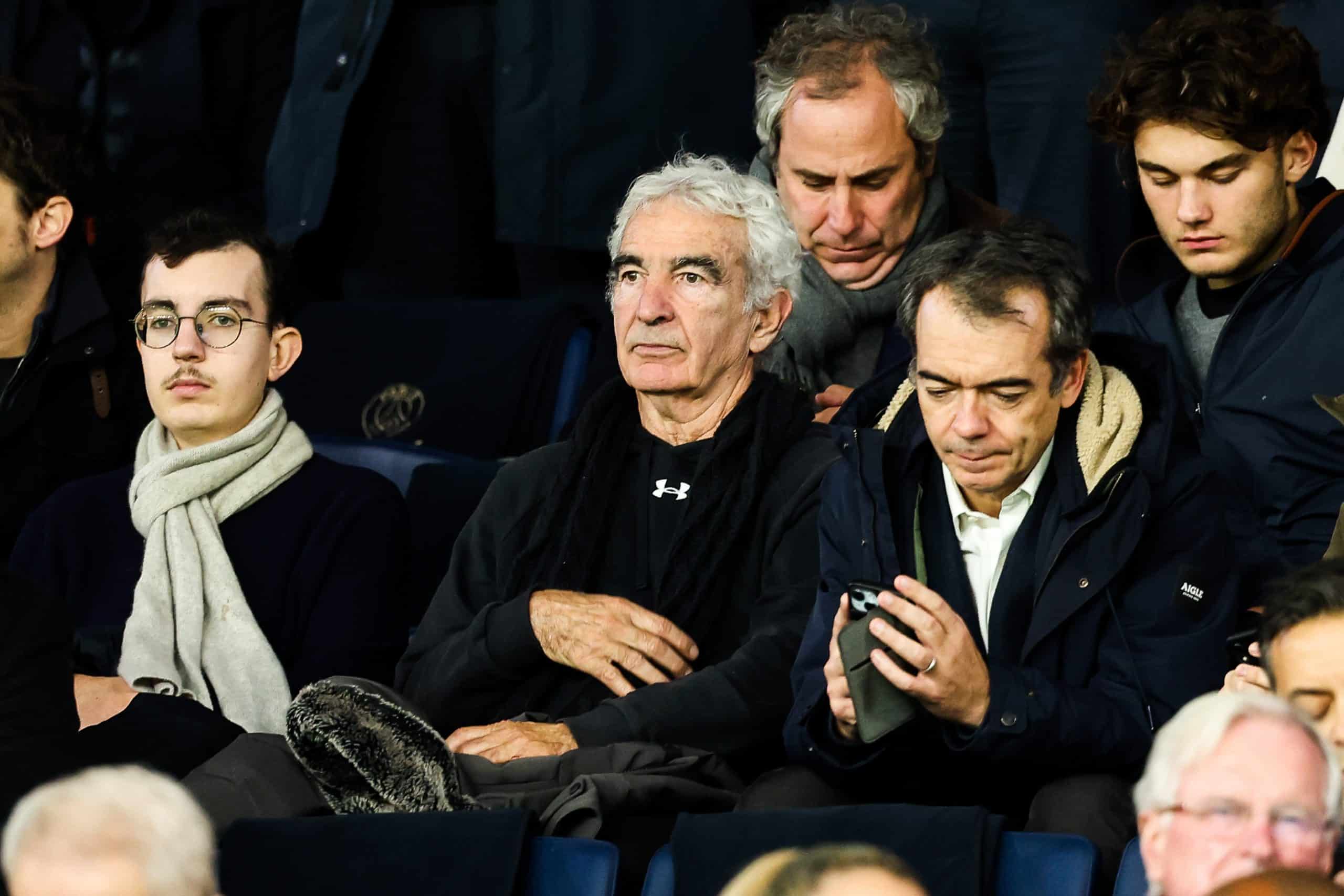 Raymond Domenech en tribune lors d'un match au Parc des Princes.