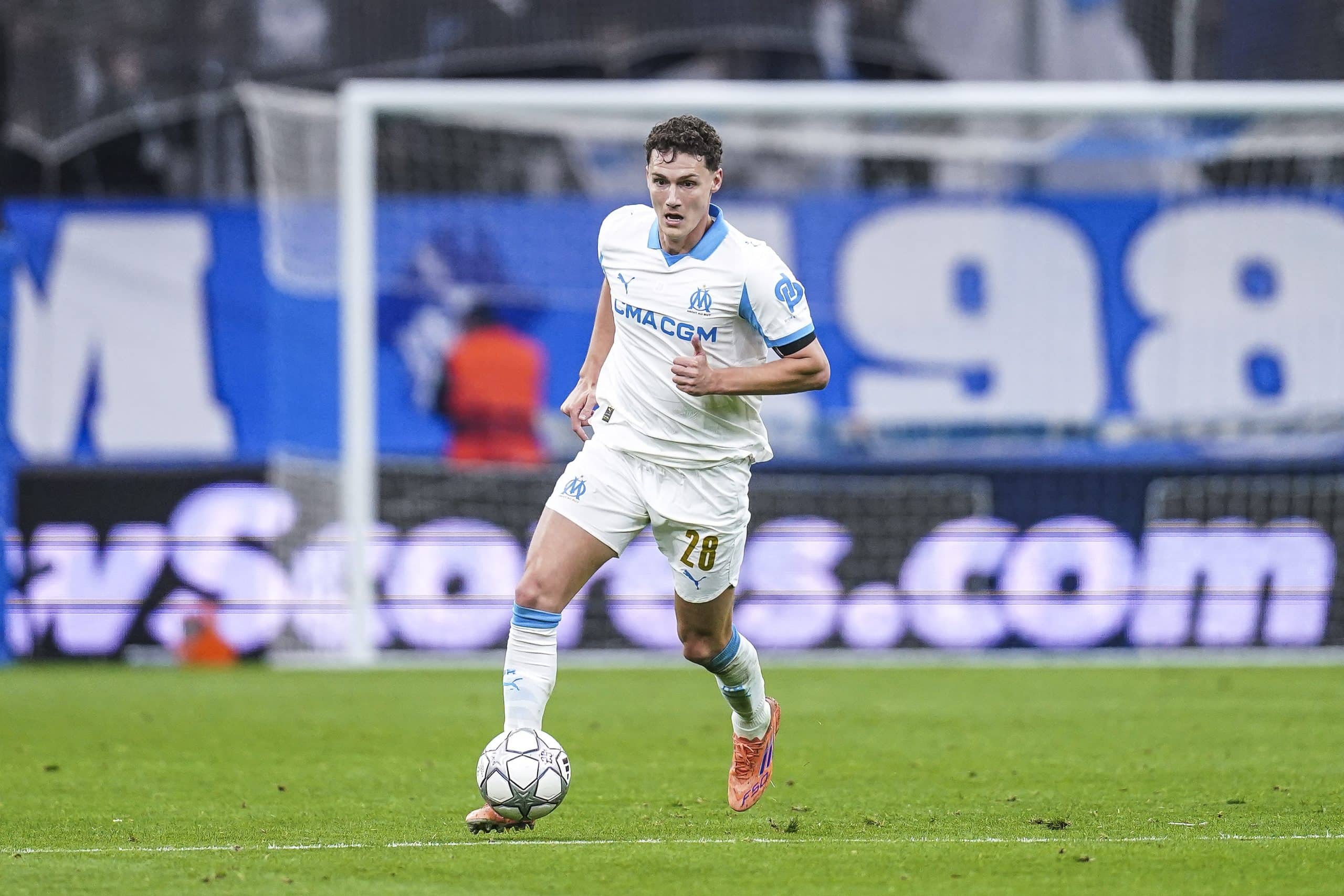 Benjamin Pavard en action avec l'OM contre Liverpool.