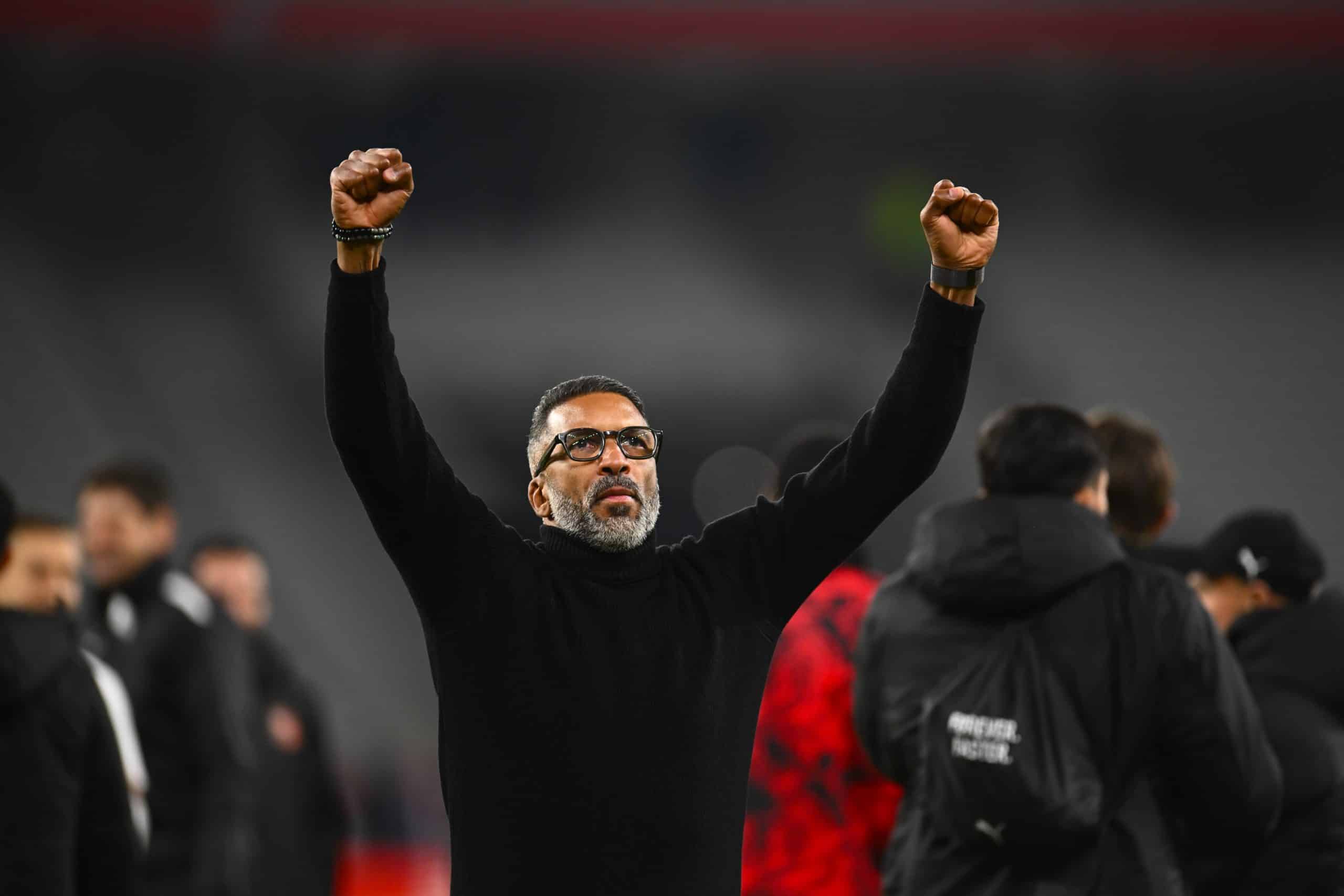 Habib Beye célébrant une victoire avec le Stade Rennais.