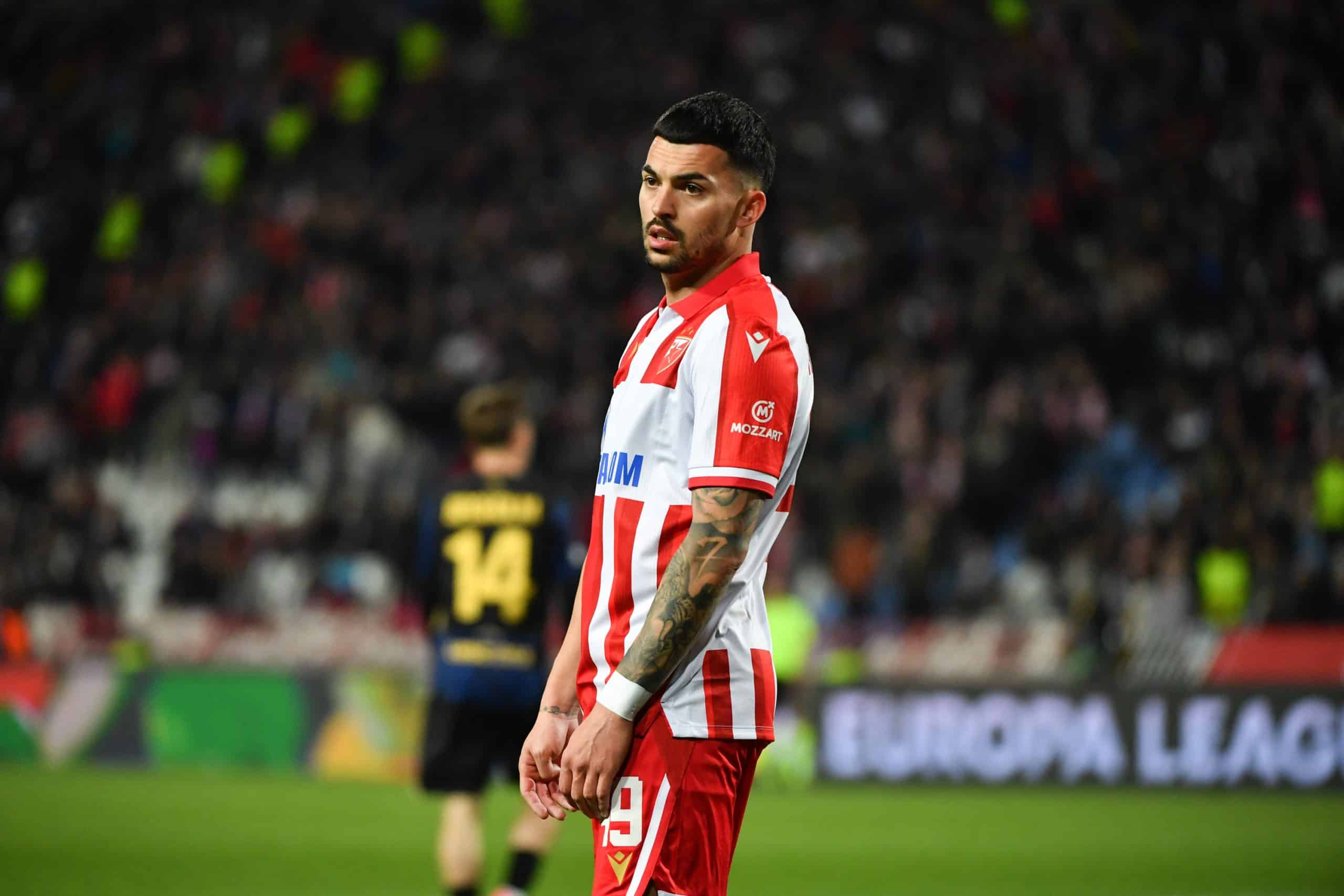 Nemanja Radonjic avc le maillot de l'Etoile Rouge de Belgrade.