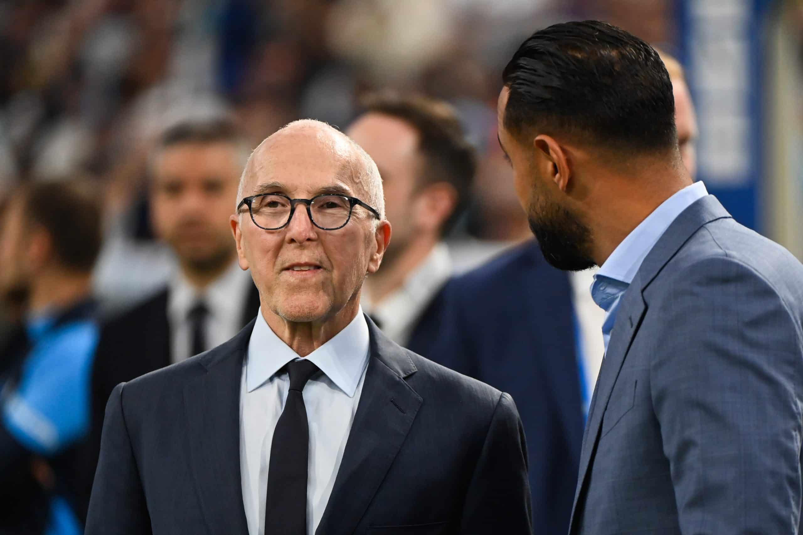 Le propriétaire de l'OM, Frank McCourt, discutant avec Medhi Benatia.