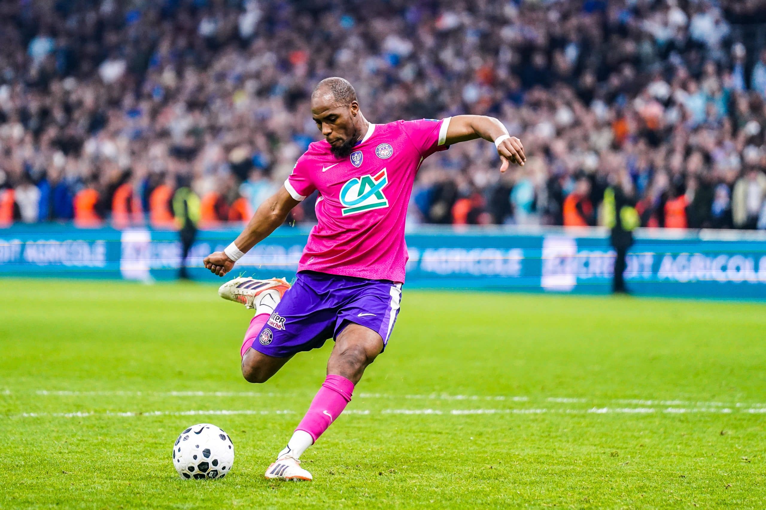 Djibril Sidibé transformant un pénalty lors d'OM-Toulouse en Coupe de France.