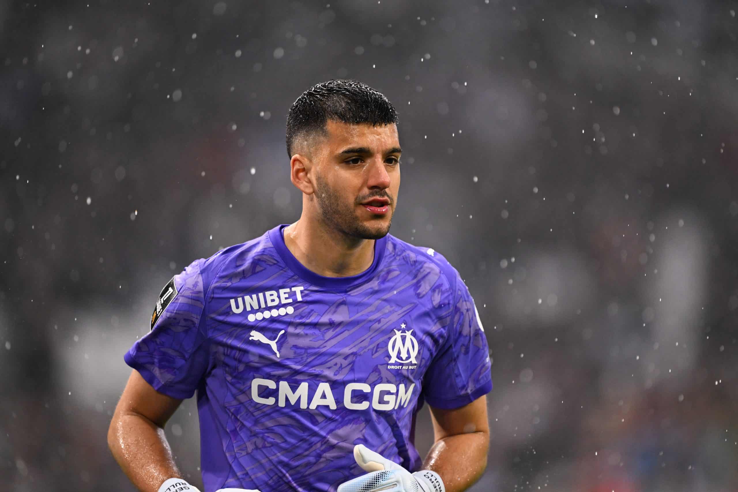 Geronimo Rulli courant sous la pluie lors d'OM-Lille.