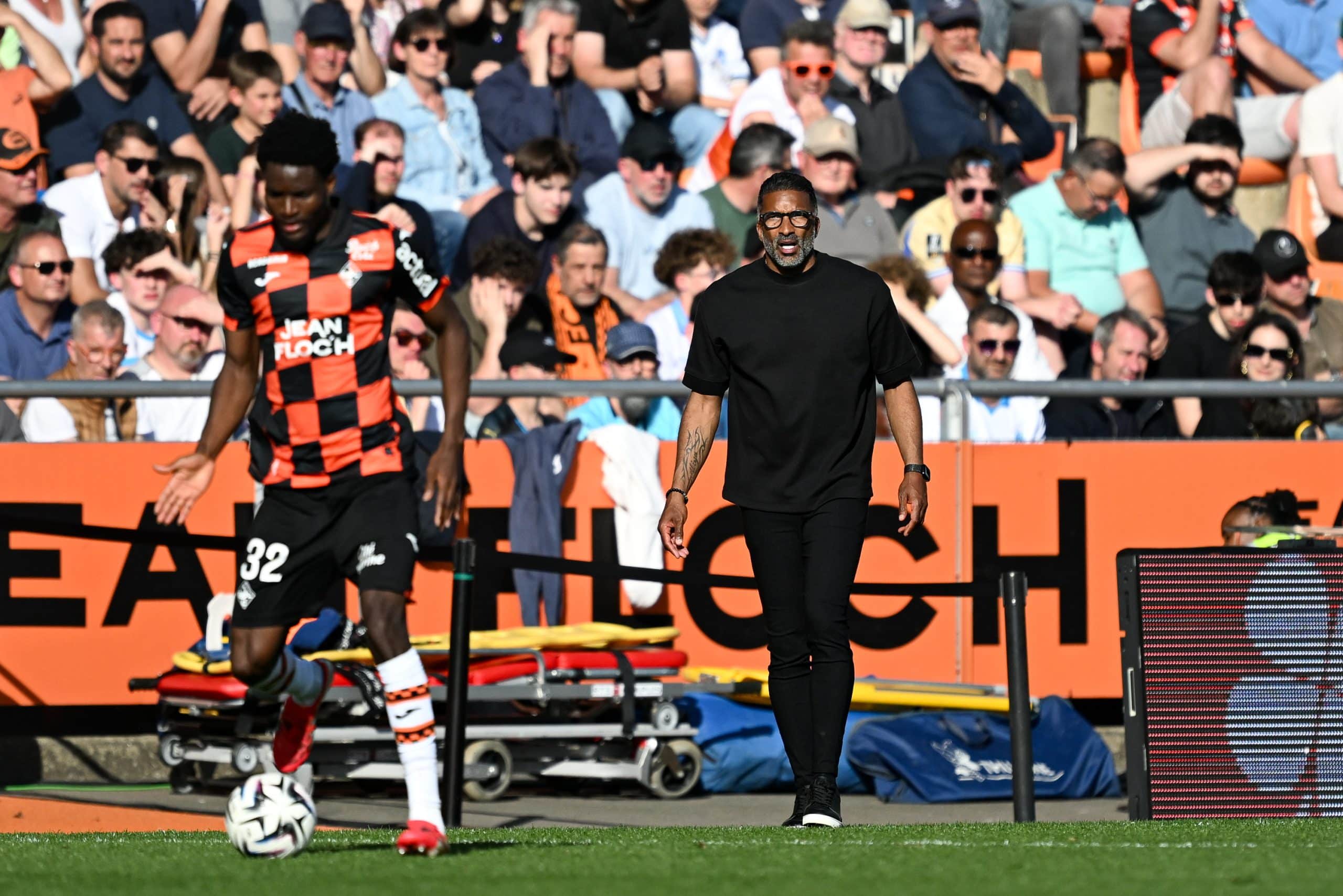 Habib Beye donnant des consignes lors du match à Lorient.