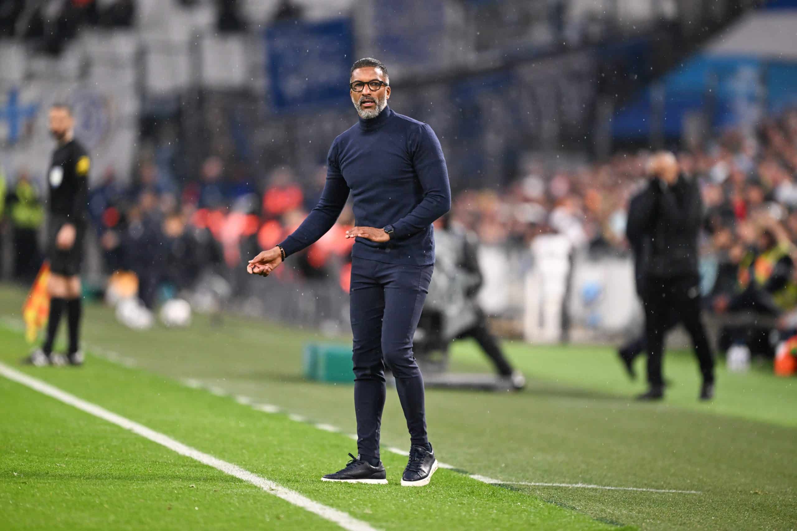 Habib Beye suivant la rencontre entre l'OM et le LOSC au bord du terrain.