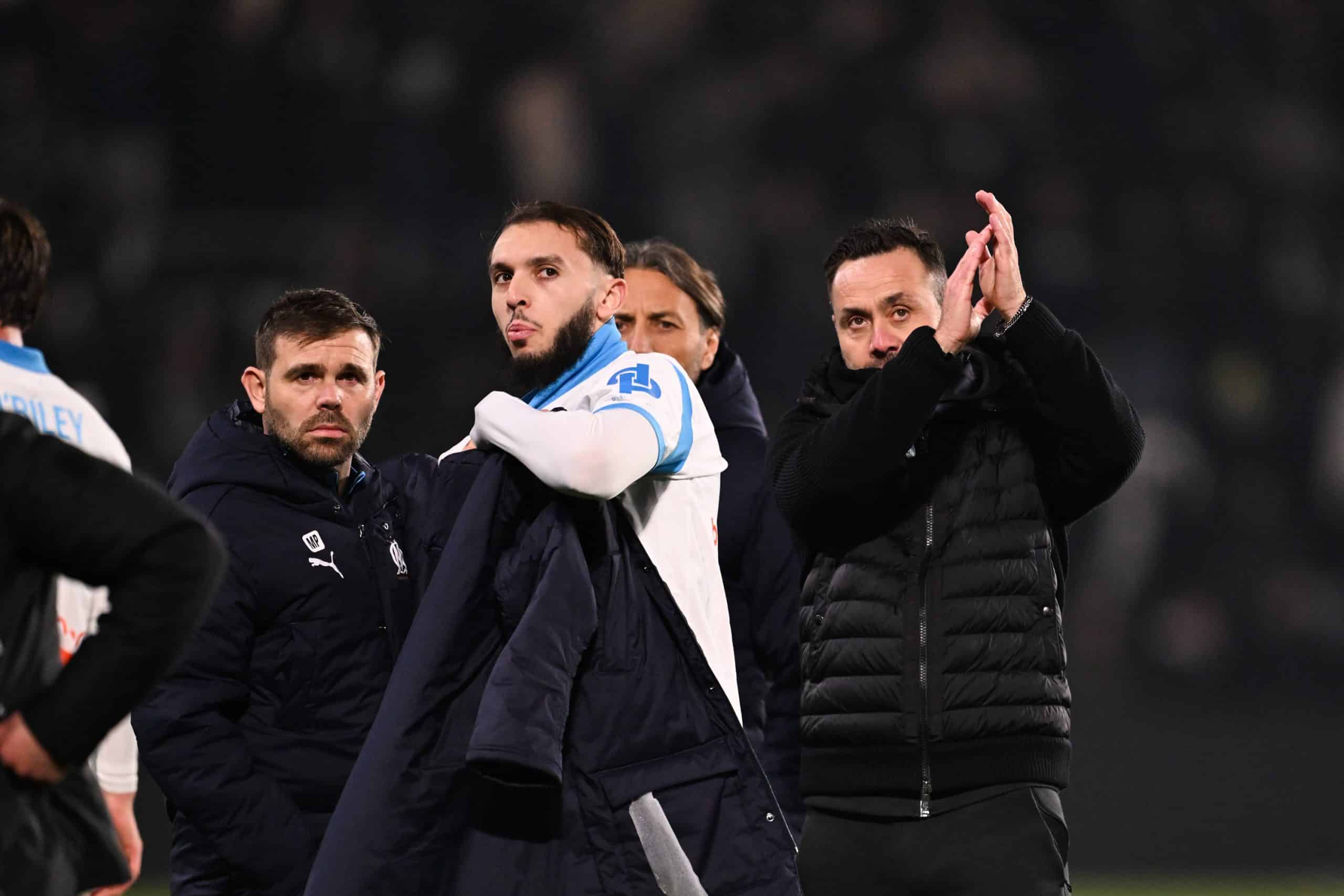 Roberto De Zerbi applaudissant les supporters de l'OM à Angers.